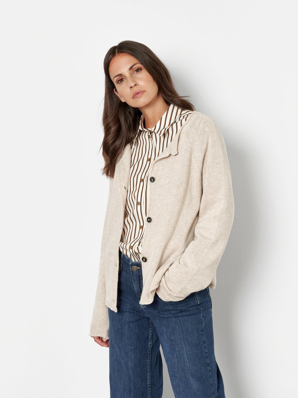Damenstrickjacke Holy in Creme, Feinstrickcardigan mit Kaschmir, Frontansicht am Model getragen