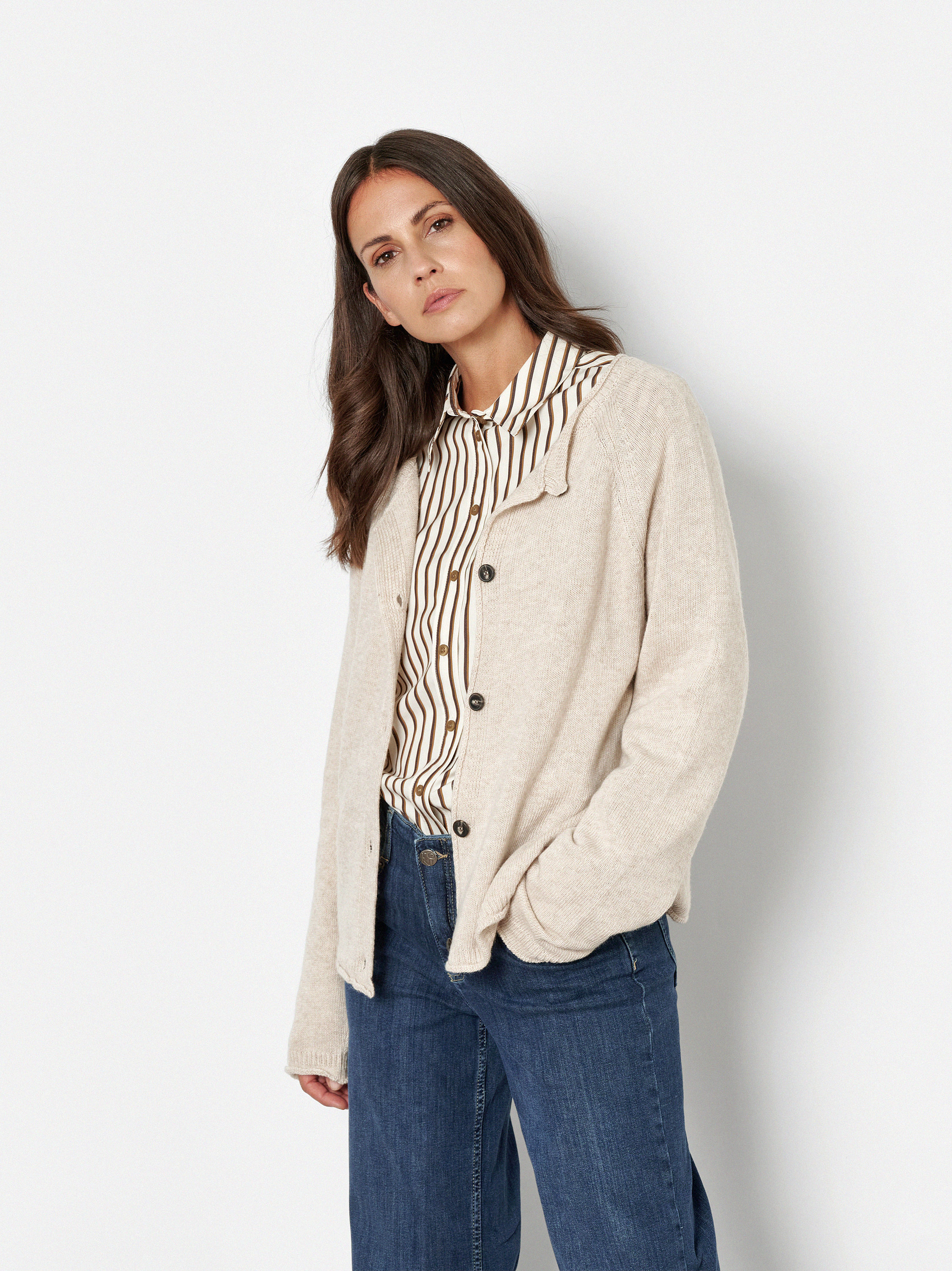 Damenstrickjacke Holy in Creme, Feinstrickcardigan mit Kaschmir, Frontansicht am Model getragen