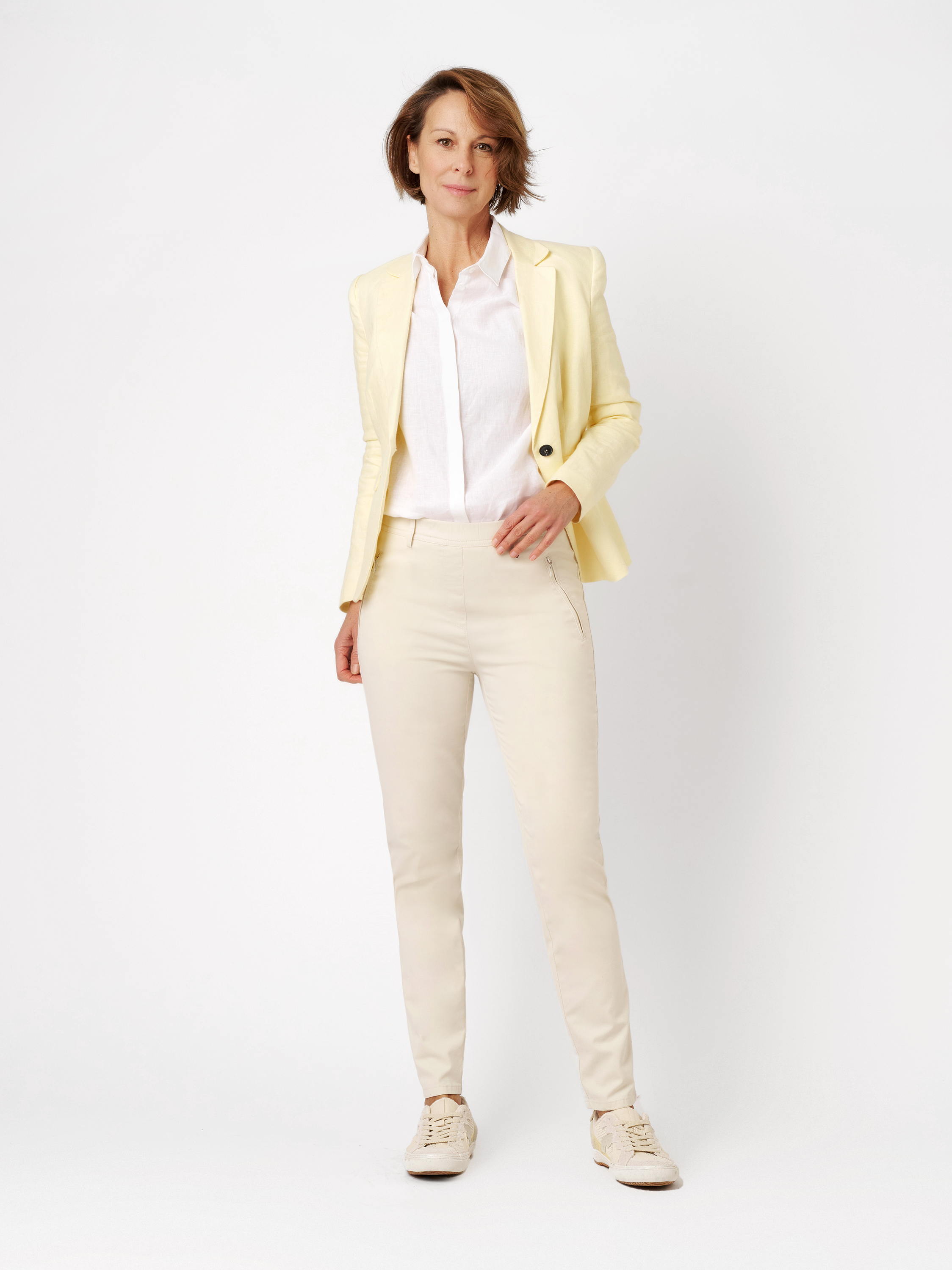 Damenhose Alice Slim 7/8 in sand, 7/8-Hose mit Zippertaschen, Frontansicht am Model getragen