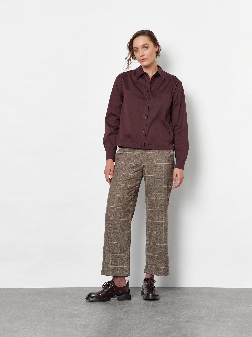 Damenhose Sue in Camel, Entspannte 7/8-Hose mit Karomuster, Frontansicht am Model getragen