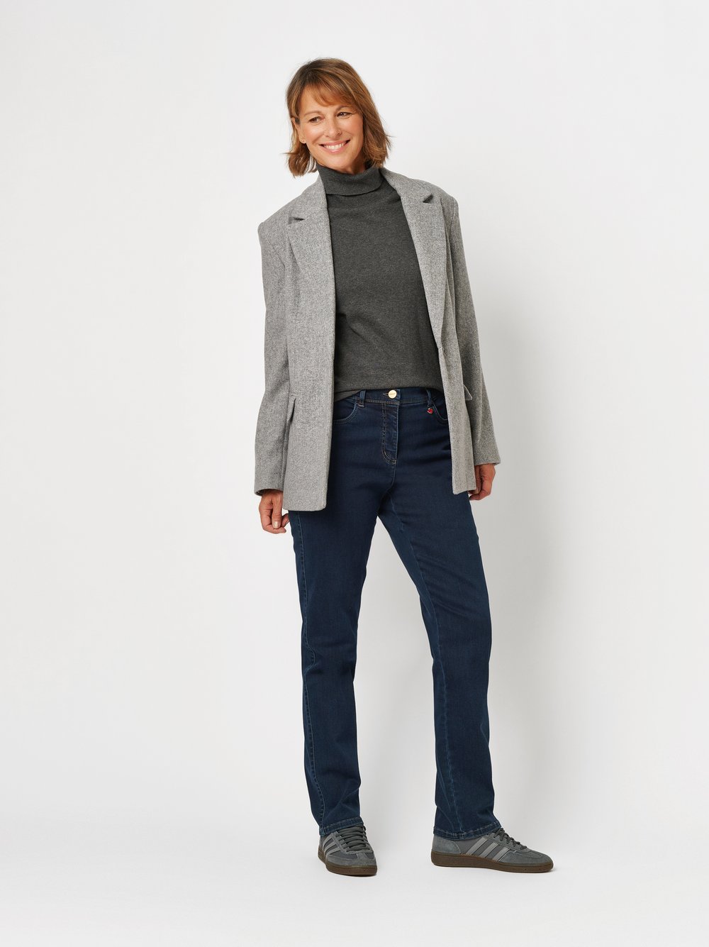 Damenjeans My Beauty in Dark Blue, basic-Jeans mit bequemer Oberschenkelweite, Outfitansicht am Model