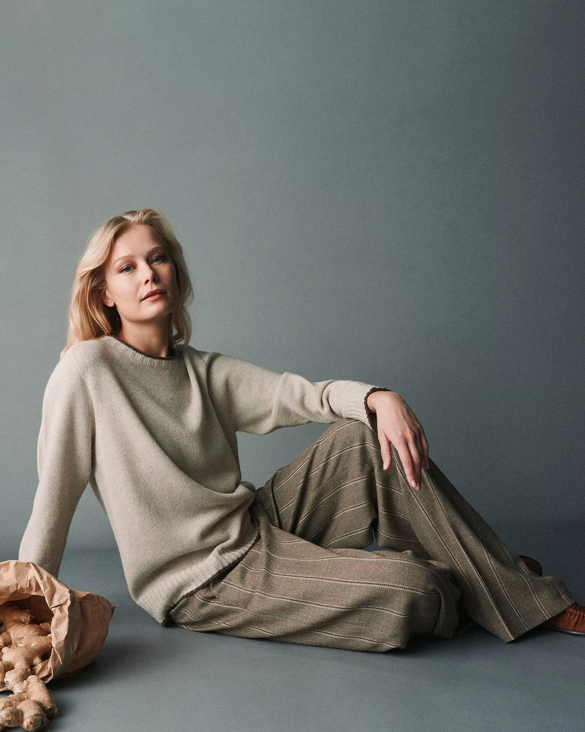 Weiter Fall, feine Streifen und ein dezenter Schimmer: »Luisa« macht vor, wie unkompliziert elegant aussehen kann.

#TONIFashion #ModernElegance