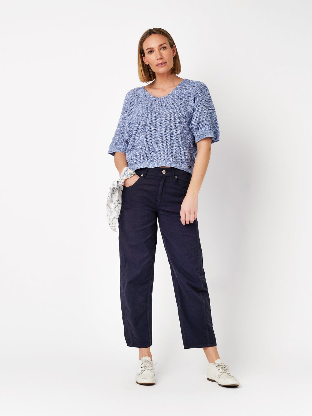 Damenhose Liv Barrel in dark blue, barrel-Fit Hose mit doppelter Seitennaht, Outfitansicht am Model