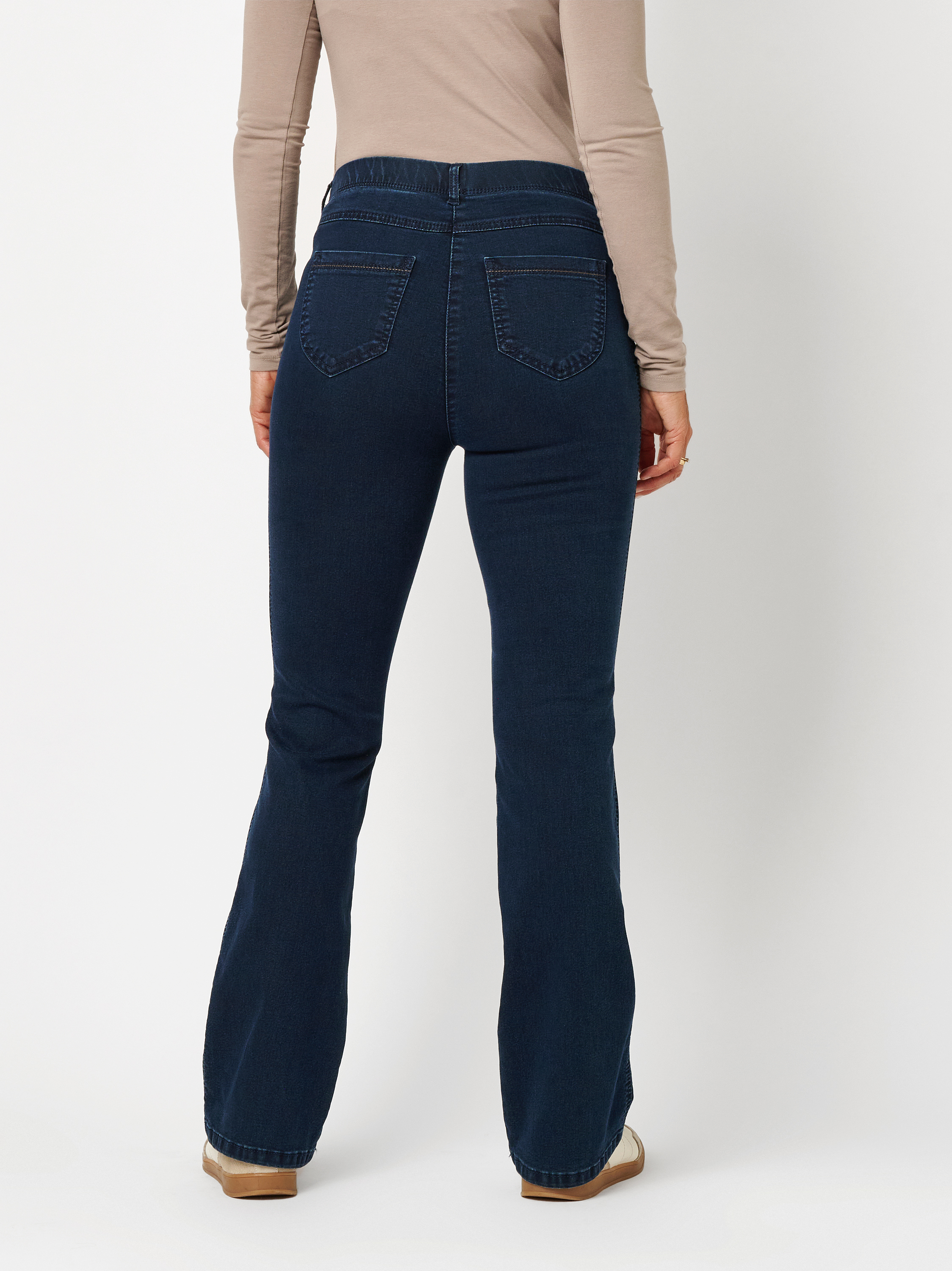 Damenhose Meine beste Freundin in Dark Blue, Modische Bootcut-Hose, Rueckansicht am Model getragen