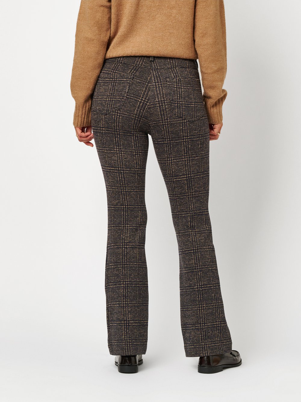 Damenhose Meine beste Freundin in Dunkelbraun, bootcut-Hose mit Glencheck, Rueckansicht am Model getragen