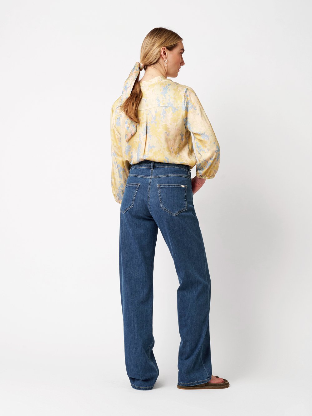 Damenjeans Liv Regular in blue bleached, Jeans mit Bindeguertel, Rueckansicht am Model getragen