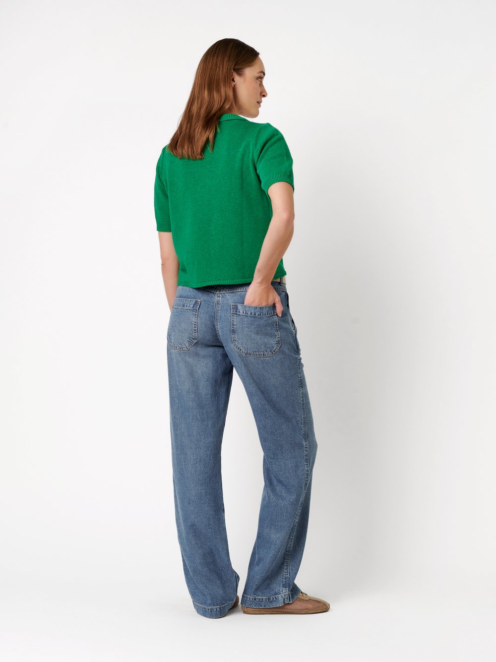 Damenjeans Liv Wide in mid blue, Fliessende Wide Leg Jeans, Rueckansicht am Model getragen