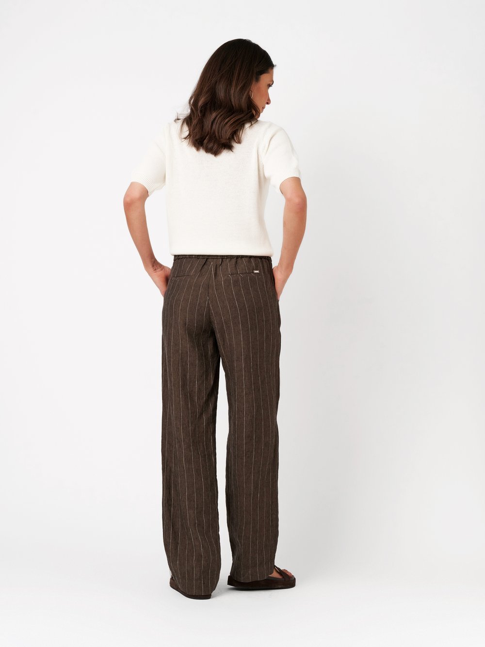 Damenhose Pia Wide in dark brown, Weite Leinenhose mit feinen Streifen, Rueckansicht am Model getragen