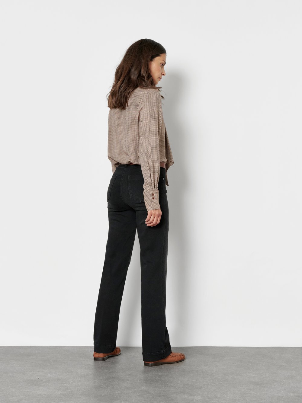 Damenhose Jenny Wide in Schwarz, wide-Leg Jeans mit sportivem Bund, Rueckansicht am Model getragen