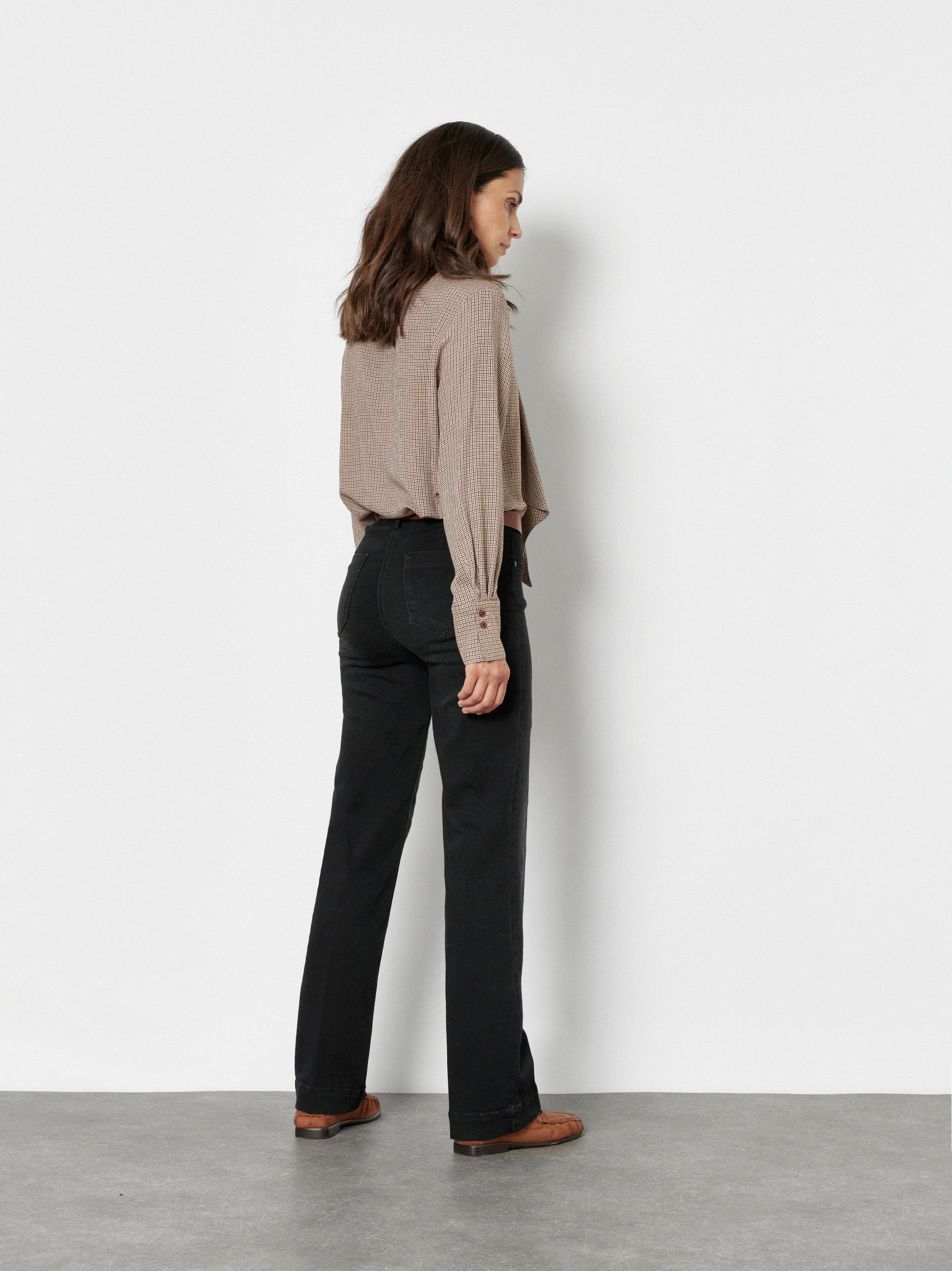 Damenhose Jenny Wide in Schwarz, wide-Leg Jeans mit sportivem Bund, Rueckansicht am Model getragen