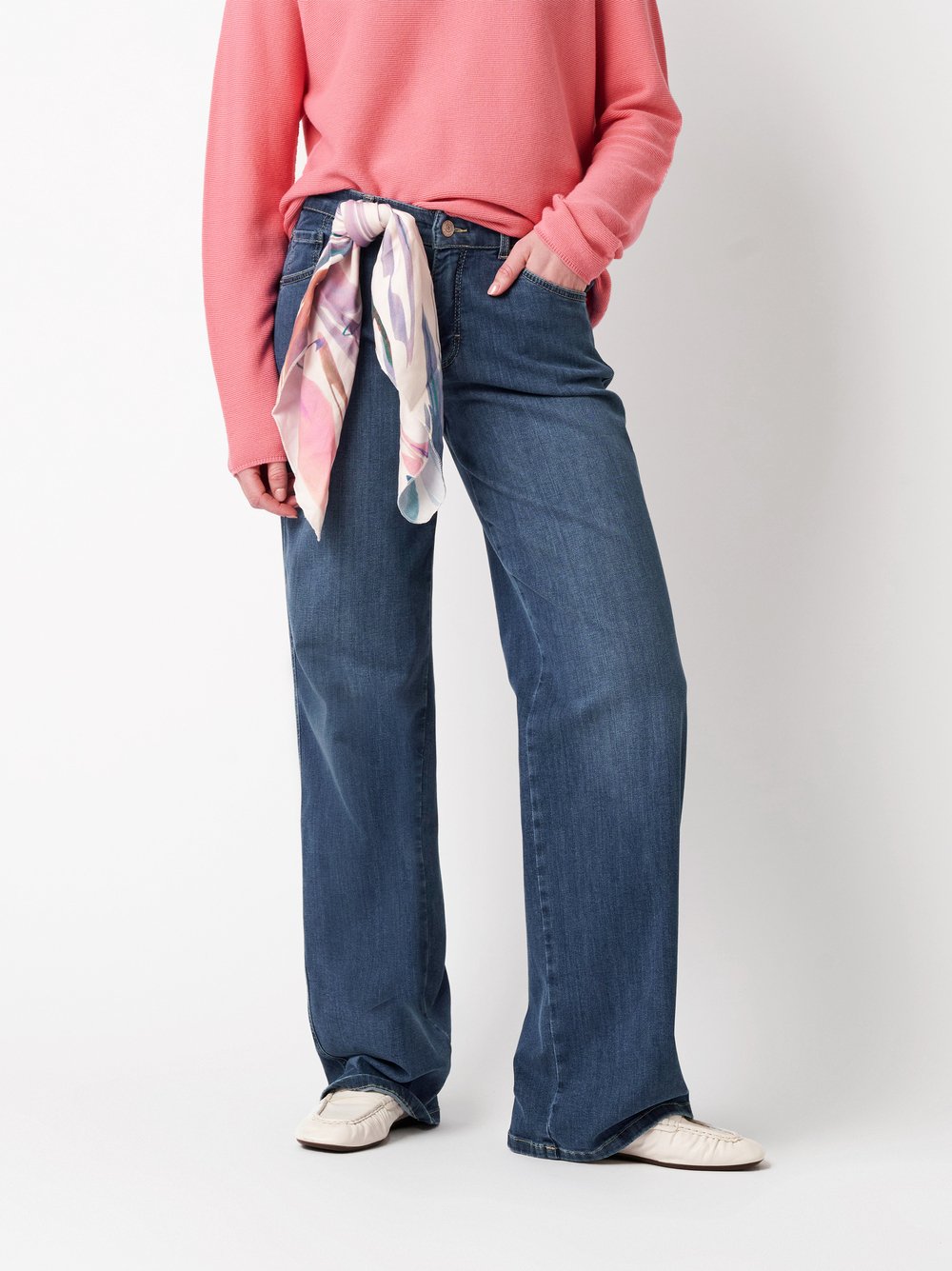 Damenjeans Liv Wide in mid blue, Wide Leg Jeans, Frontansicht am Model getragen