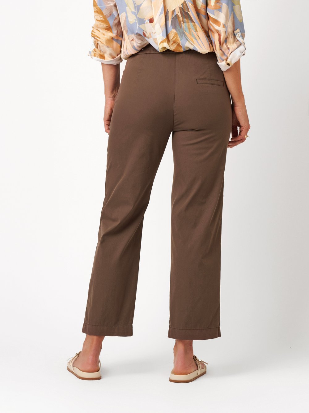 Womens trousers Scarlet Wide 3/4 in dark brown, wide-leg trousers in 3/4 length, back view worn by model
