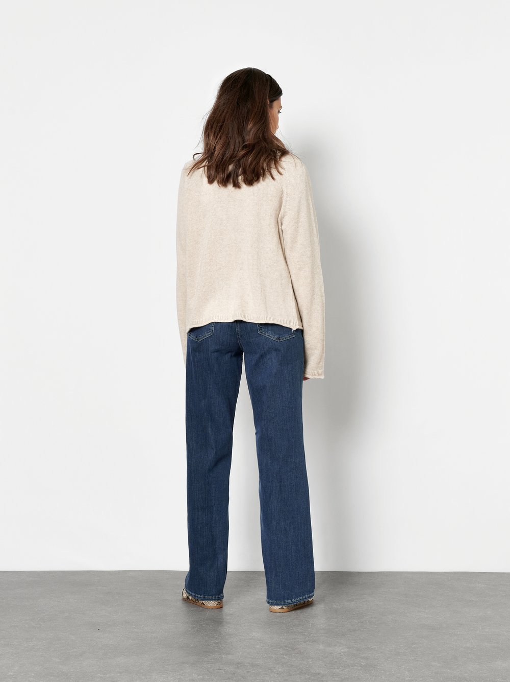 Damenjeans Liv Wide in Dark Blue, wide-Leg Jeans, Rueckansicht am Model getragen
