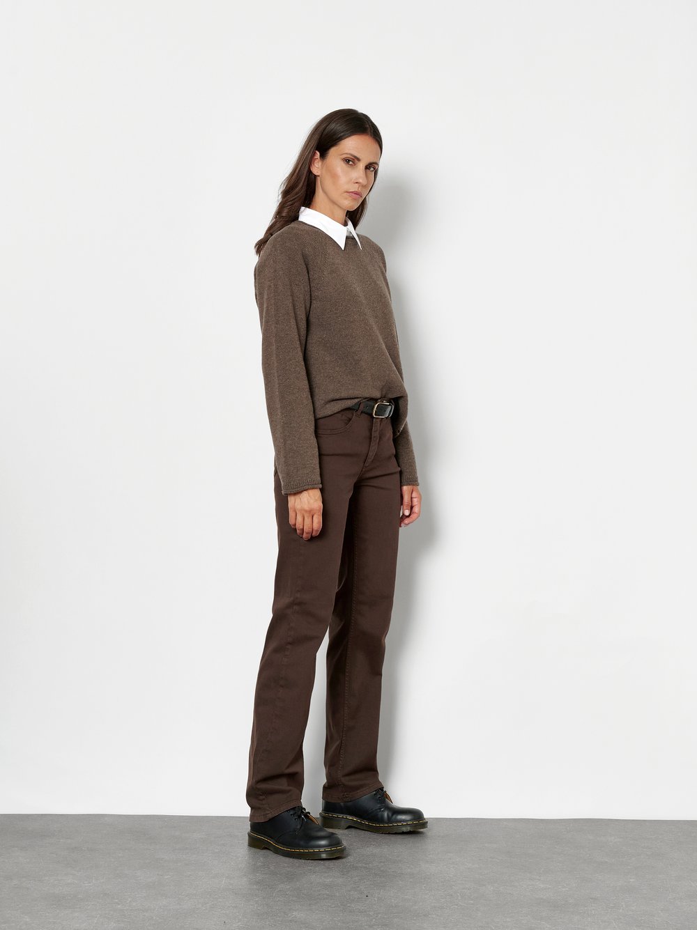 Damenjeans Liv in Dunkelbraun, straight-Fit Jeans aus Colour Denim, Frontansicht am Model getragen