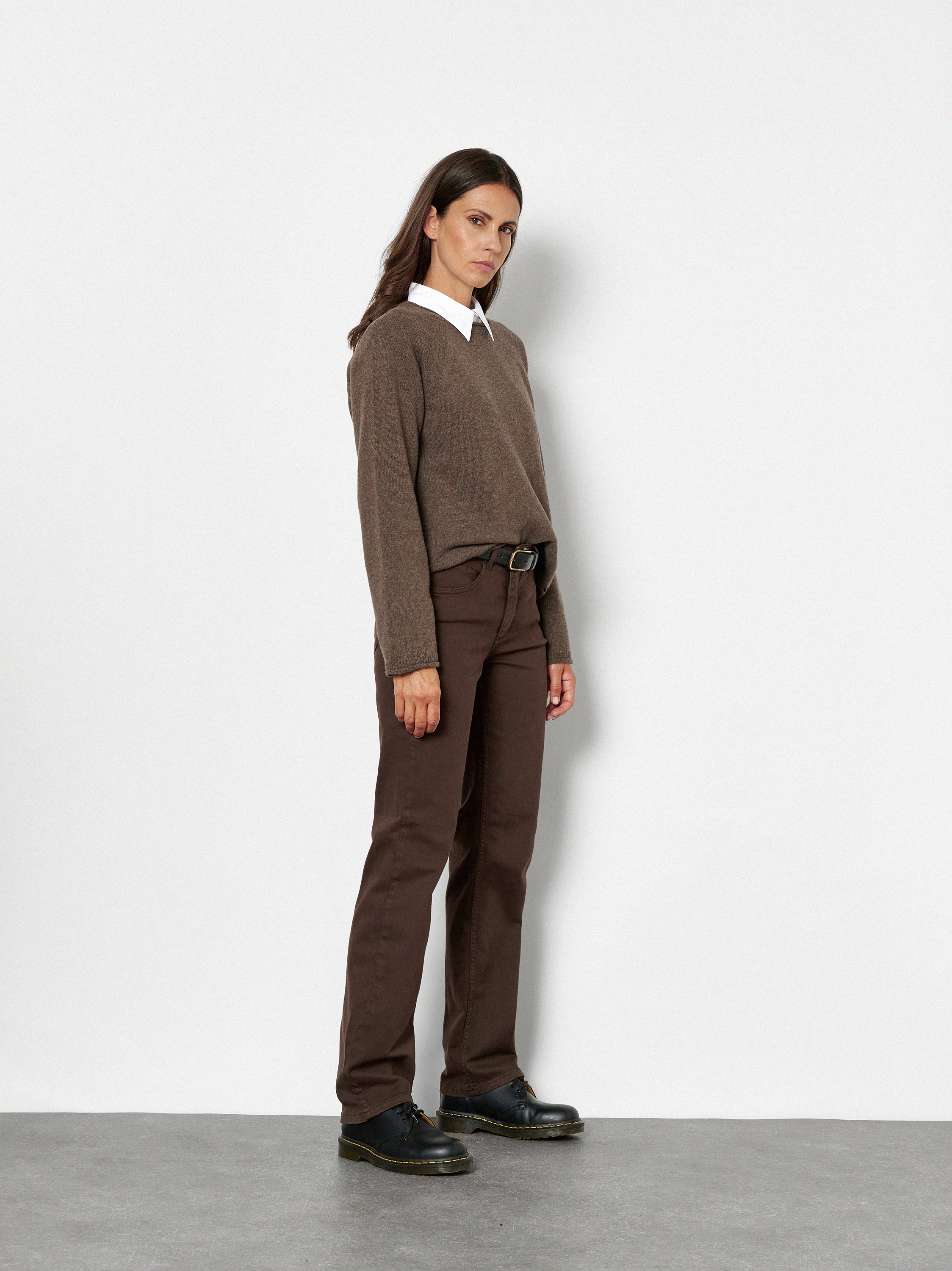 Damenjeans Liv in Dunkelbraun, straight-Fit Jeans aus Colour Denim, Frontansicht am Model getragen