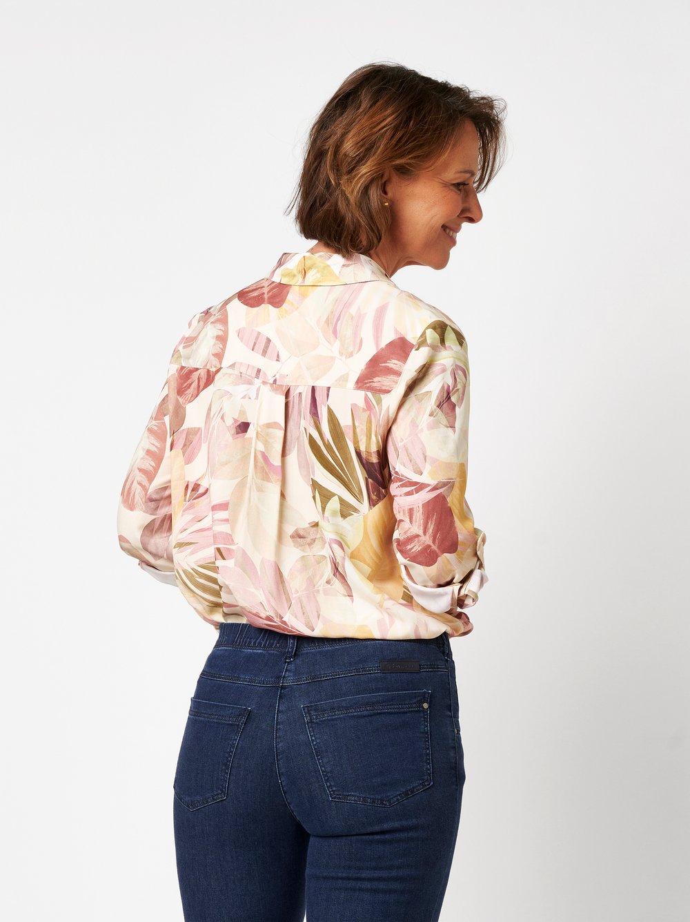 Damenbluse Sweet Bea in multicolour green, Seidige Bluse mit tropischem Print, Rueckansicht am Model getragen