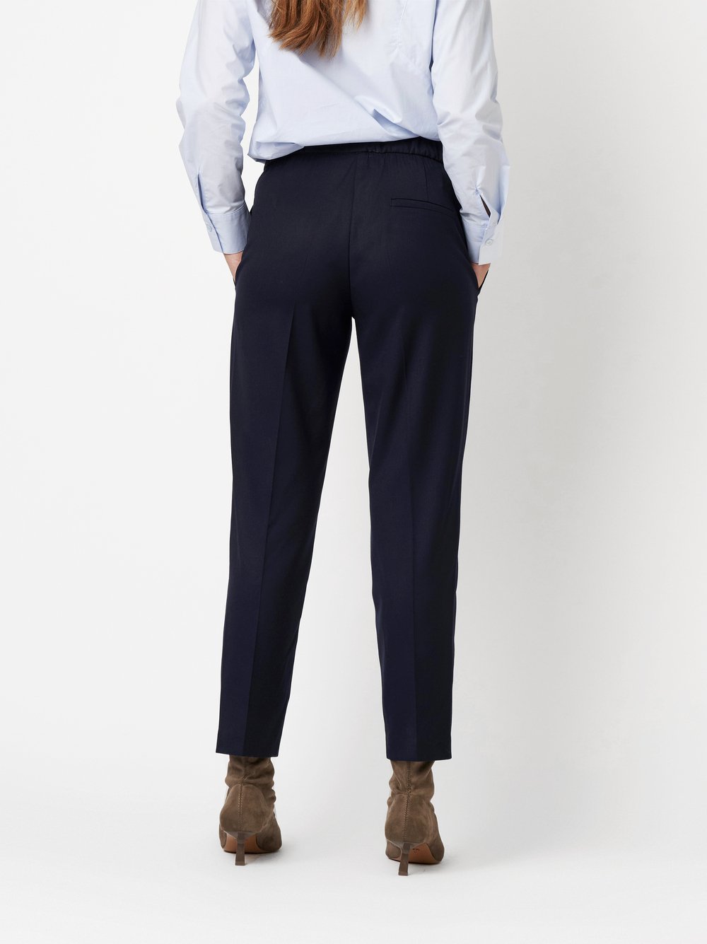 Damenhose Sue in dark blue, Businesshose mit Gummibund, Rueckansicht am Model getragen