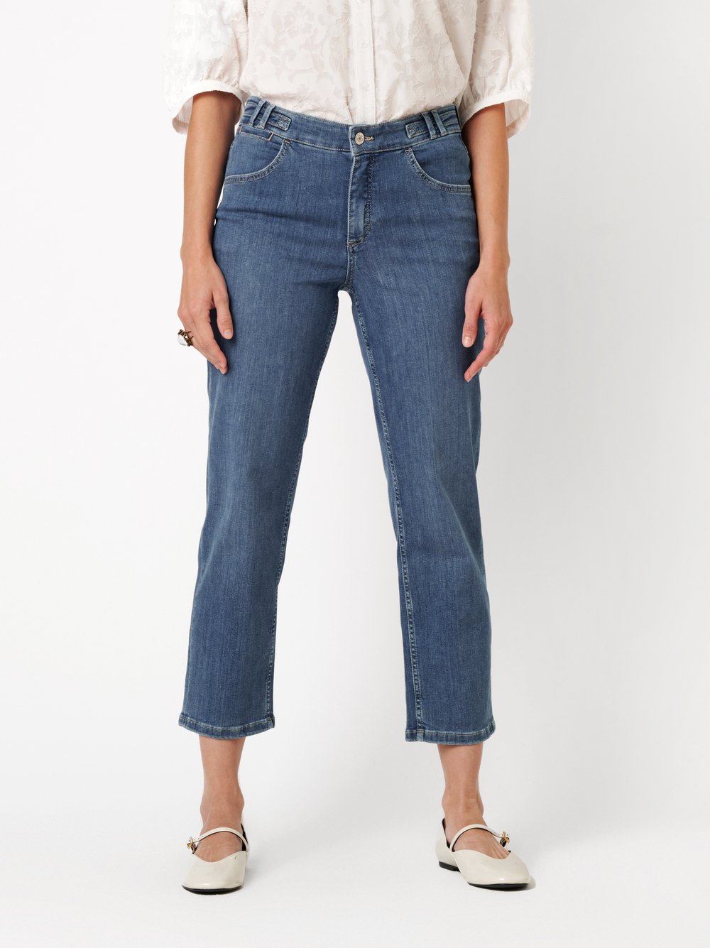 Damenjeans Liv 7/8 in blue bleached, 7/8-Jeans mit Bunddetail, Frontansicht am Model getragen