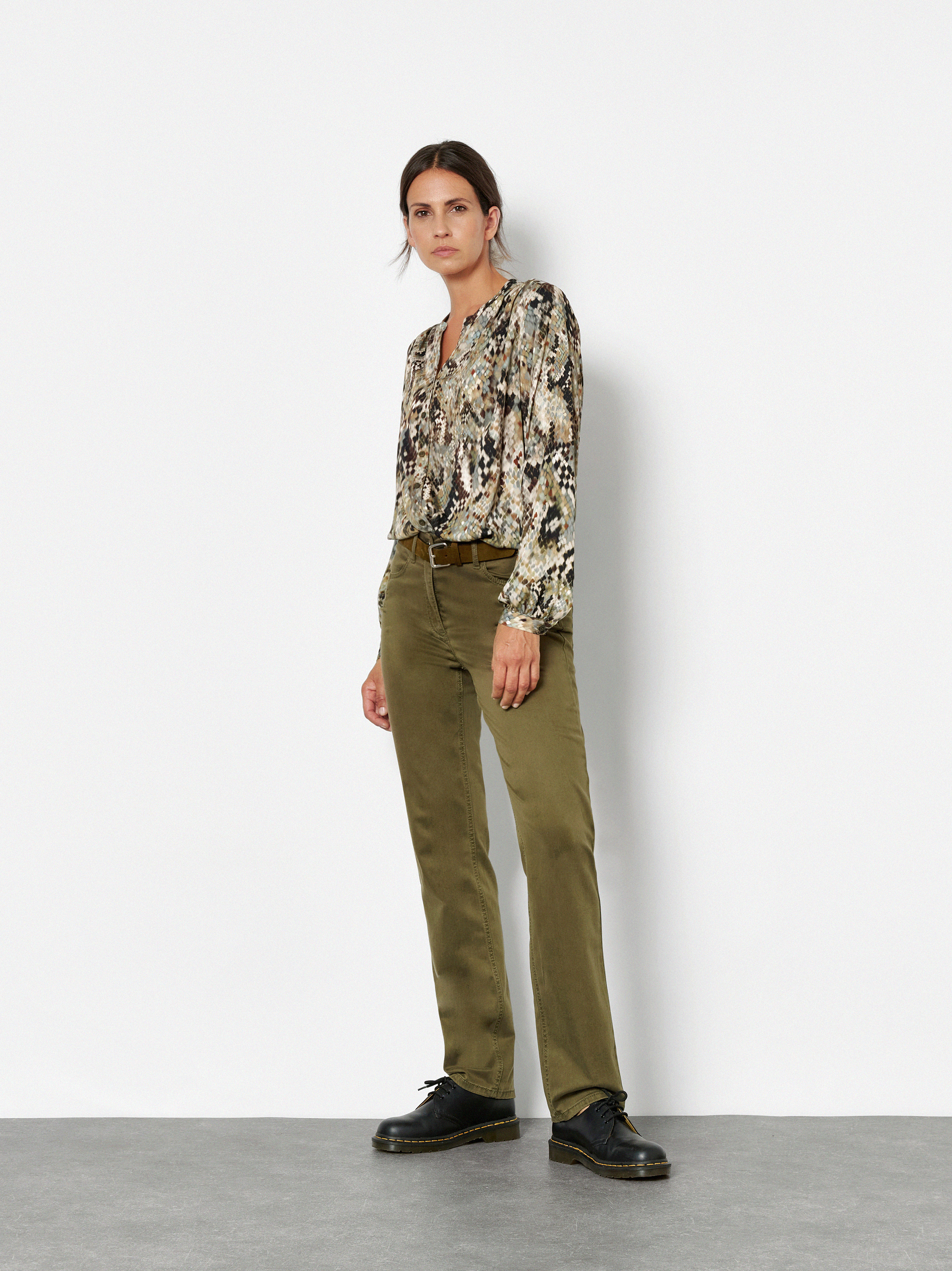 Damenhose Be Loved in Oliv, high-Waist Hose aus Baumwollsatin, Outfitansicht am Model
