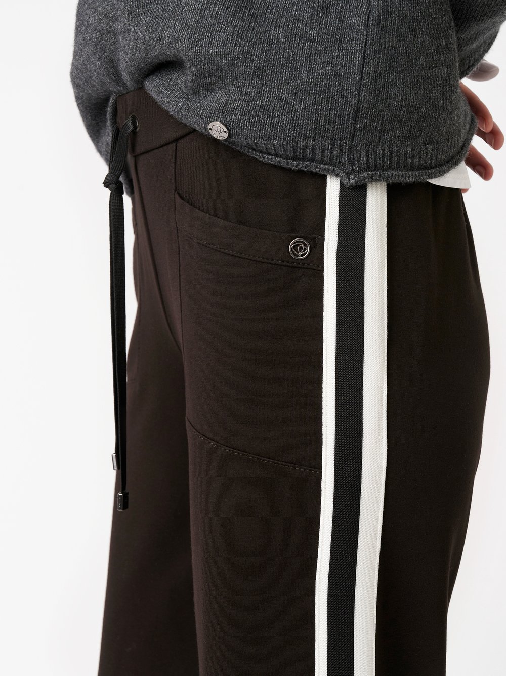 Hose Sue dark brown Detailansicht Hose Sue dark brown Detailansicht