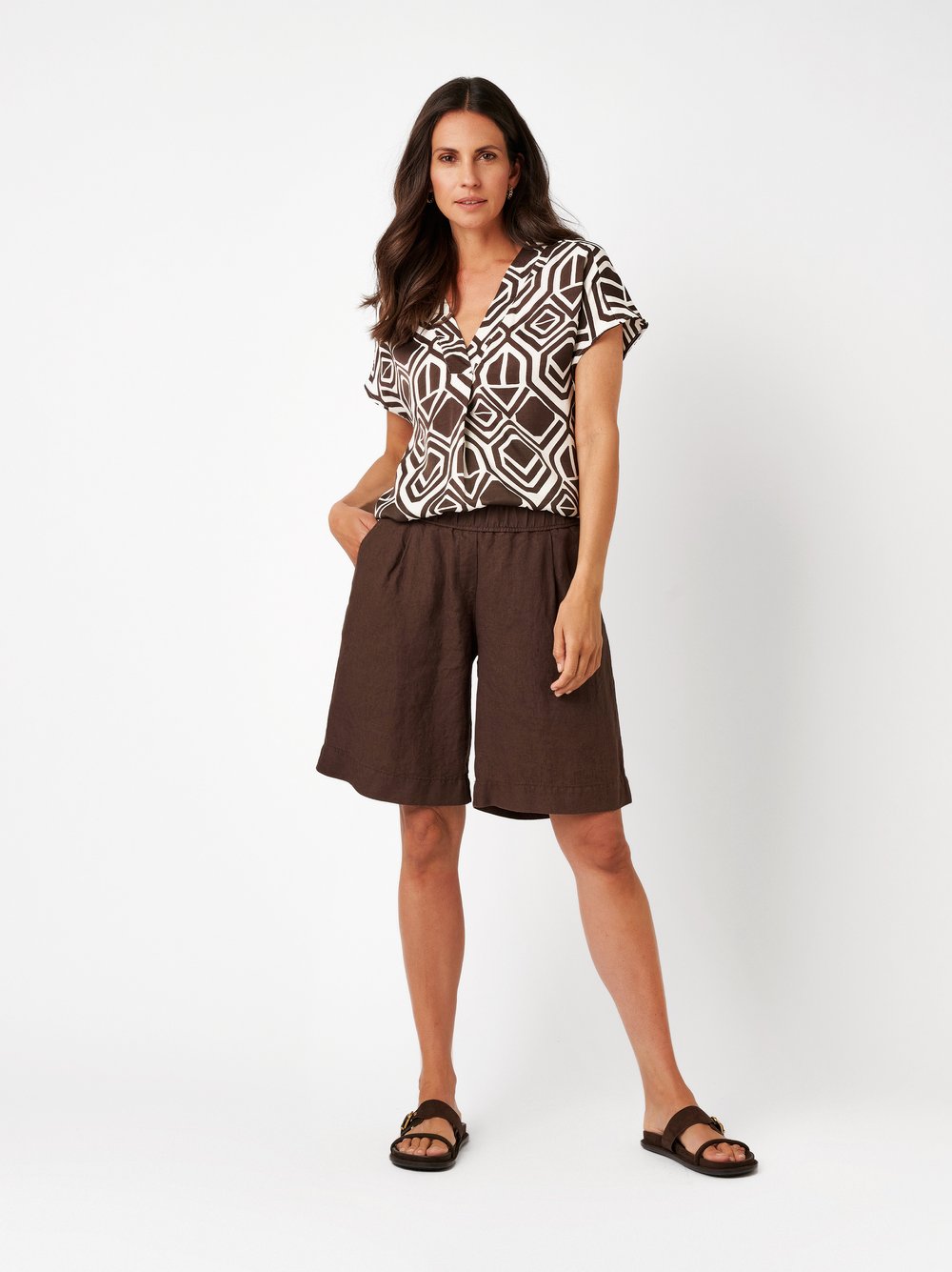 Damenshorts Pia Bermuda in dark brown, bermuda-Shorts aus Leinen, Frontansicht am Model getragen