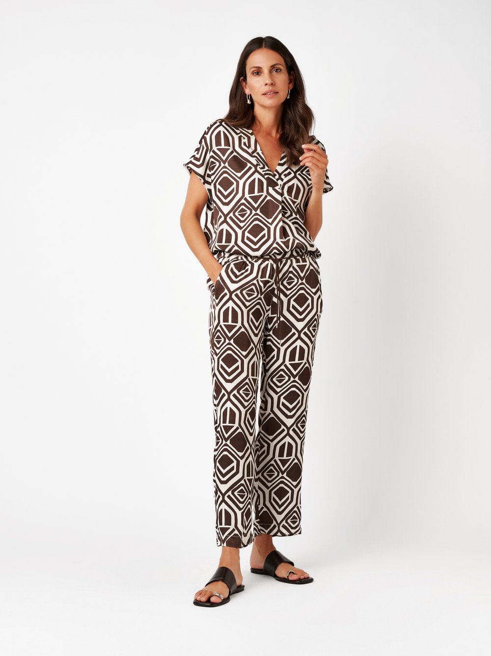 Womens trousers Pia 7/8 in dark brown / offwhite, lightweight 7/8 pants with a graphic pattern, front view worn by model