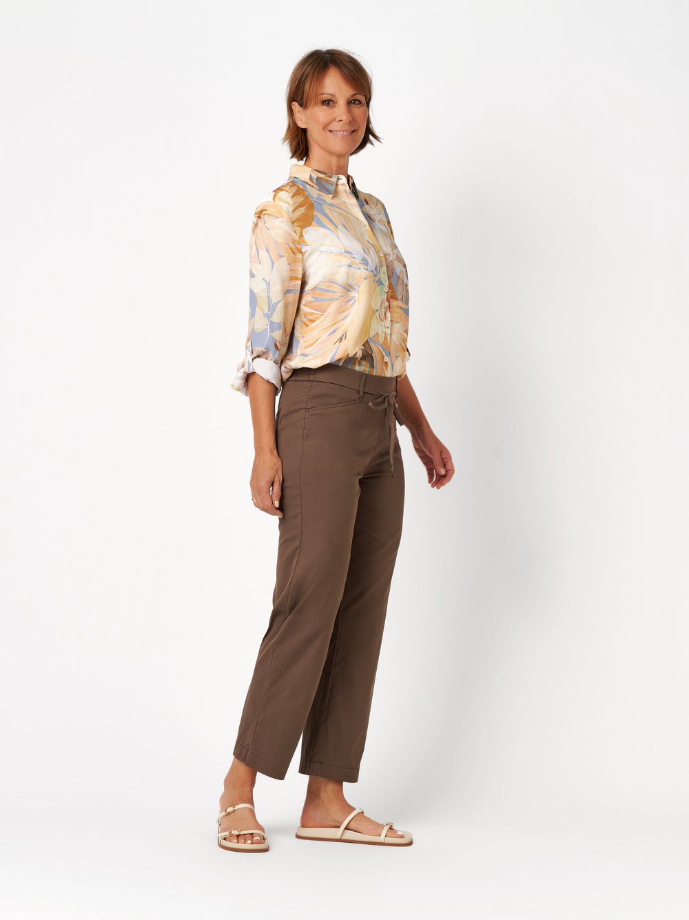 Womens trousers Scarlet Wide 3/4 in dark brown, wide-leg trousers in 3/4 length, outfit view worn by model