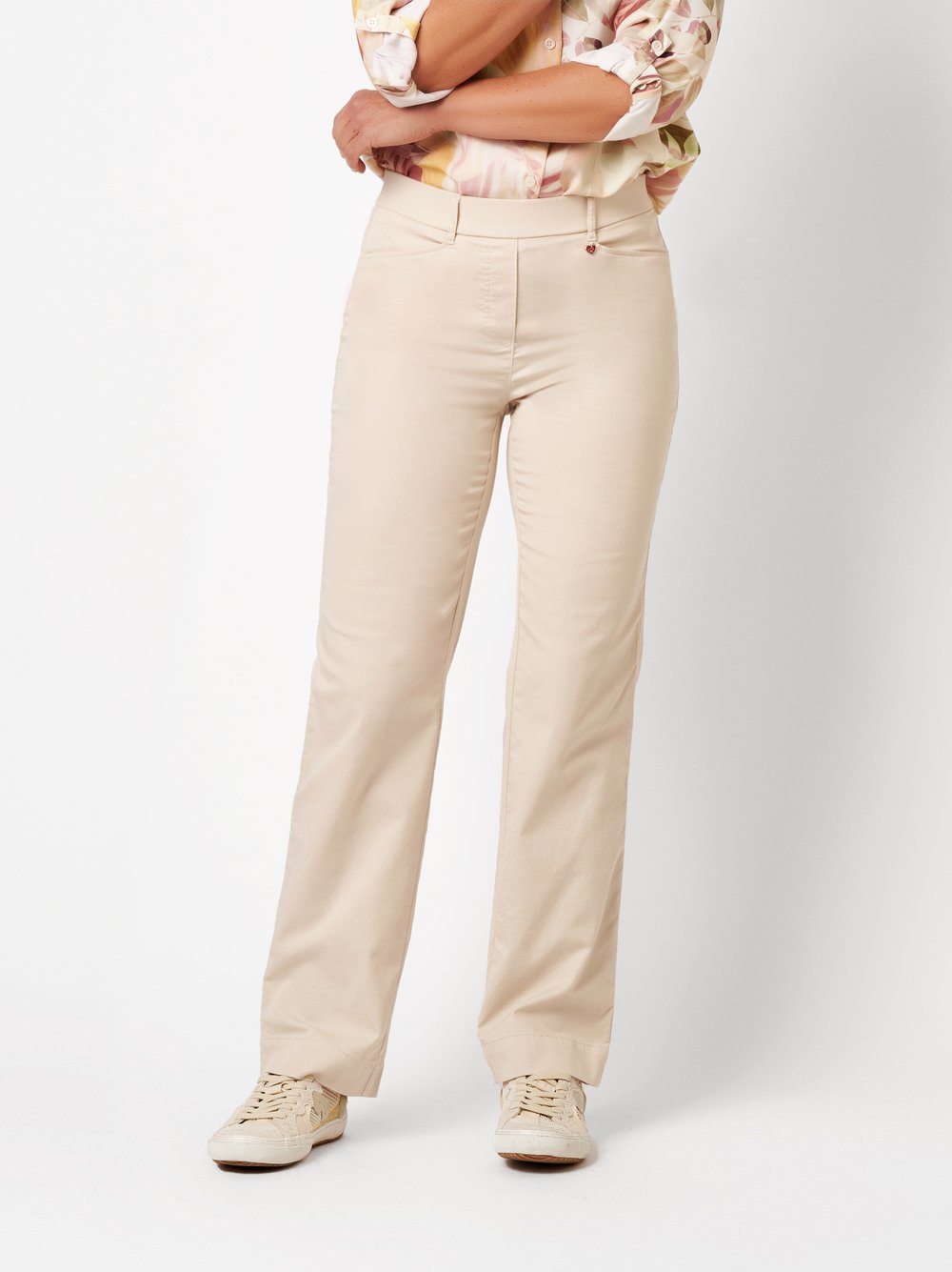 Damenhose Scarlet Wide in sand, weite, leichte Hose mit Gummibund, Frontansicht am Model getragen