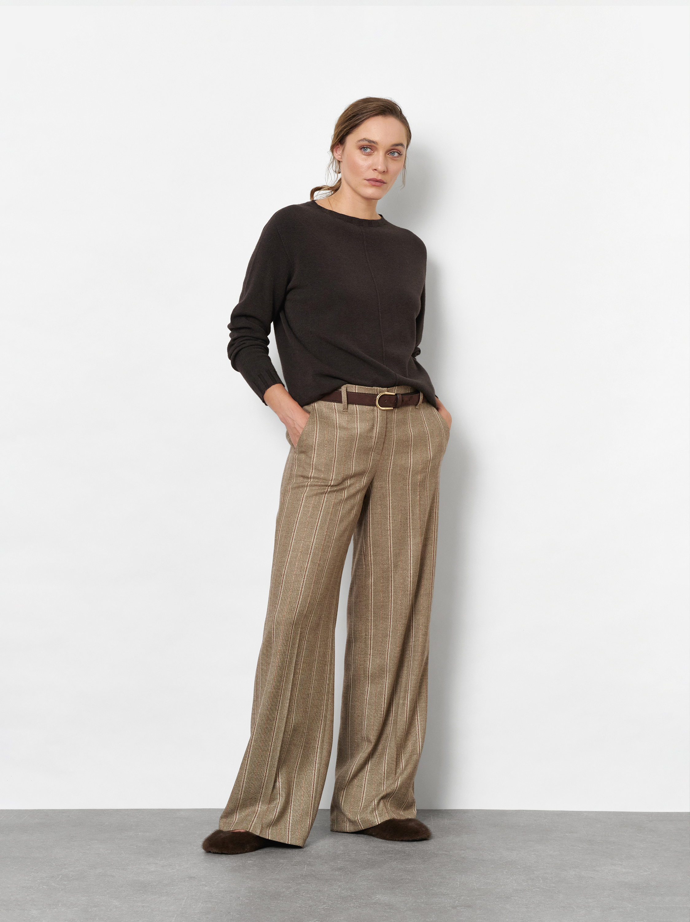 Damenhose Luisa Palazzo in Camel/Creme, wide-Leg Hose mit schimmernden Streifen, Outfitansicht am Model