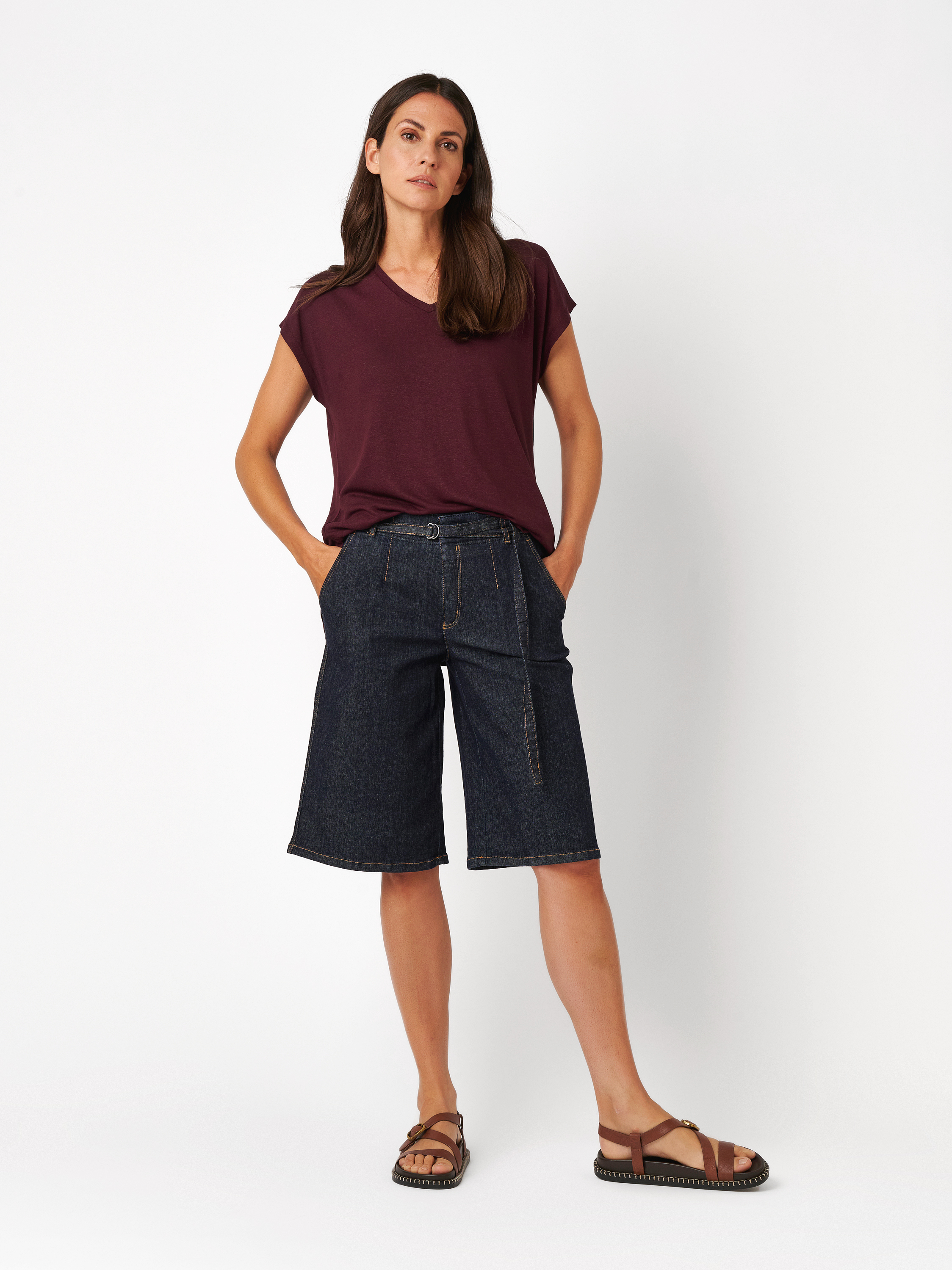Damenshorts Liv Bermuda in dark blue, Weite Jeans-Bermuda mit Guertel, Frontansicht am Model getragen