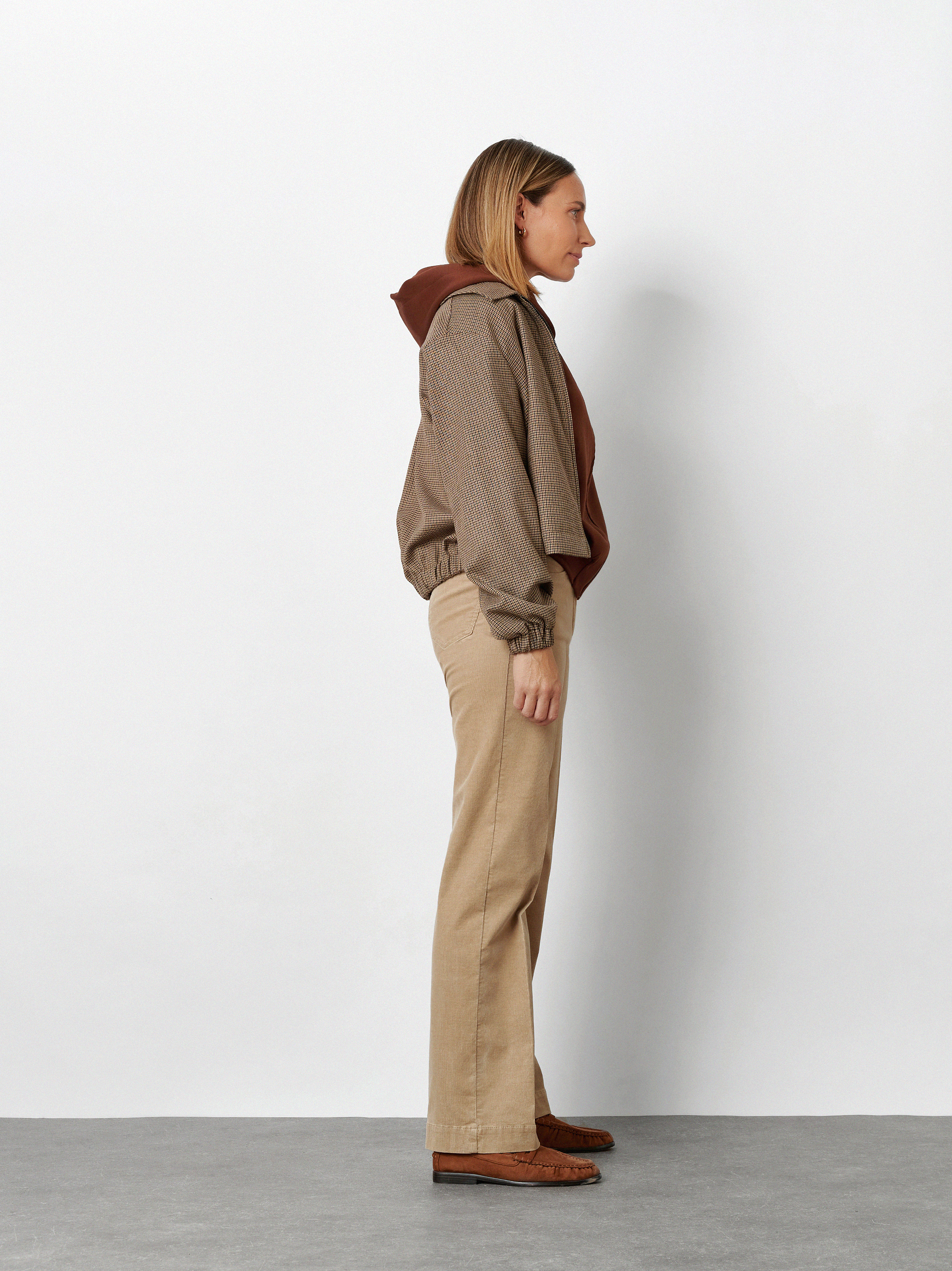 Womens trousers Jenny Wide in Sand, wide-leg corduroy trousers, outfit view worn by model