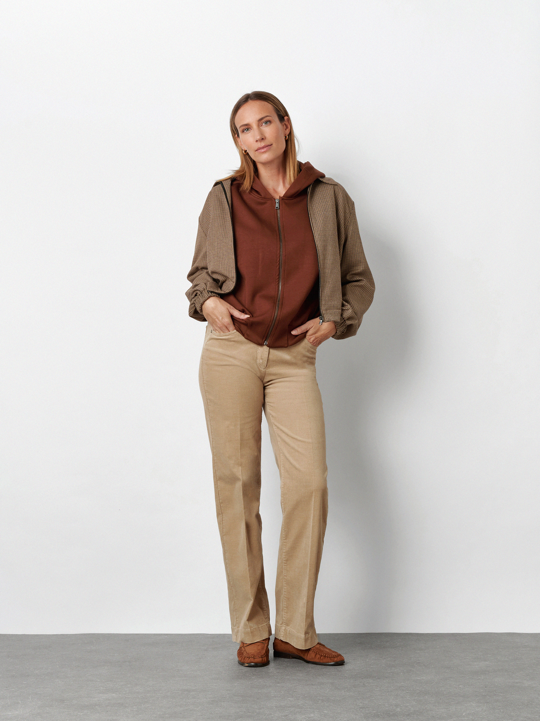 Damenhose Jenny Wide in Sand, wide-Leg Cordhose, Outfitansicht am Model