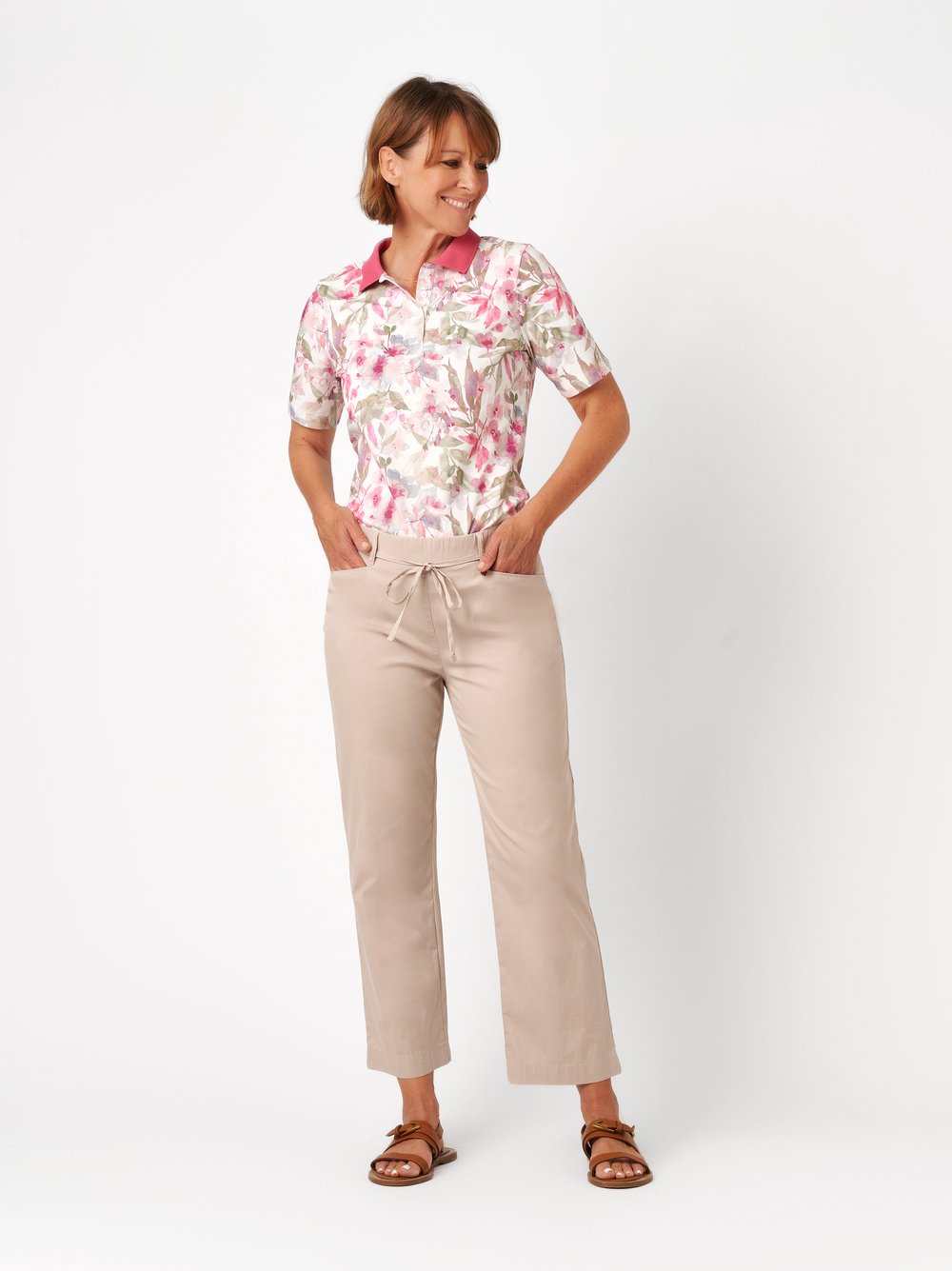 Womens trousers Scarlet Wide 3/4 in light beige, wide-leg trousers in 3/4 length, outfit view worn by model