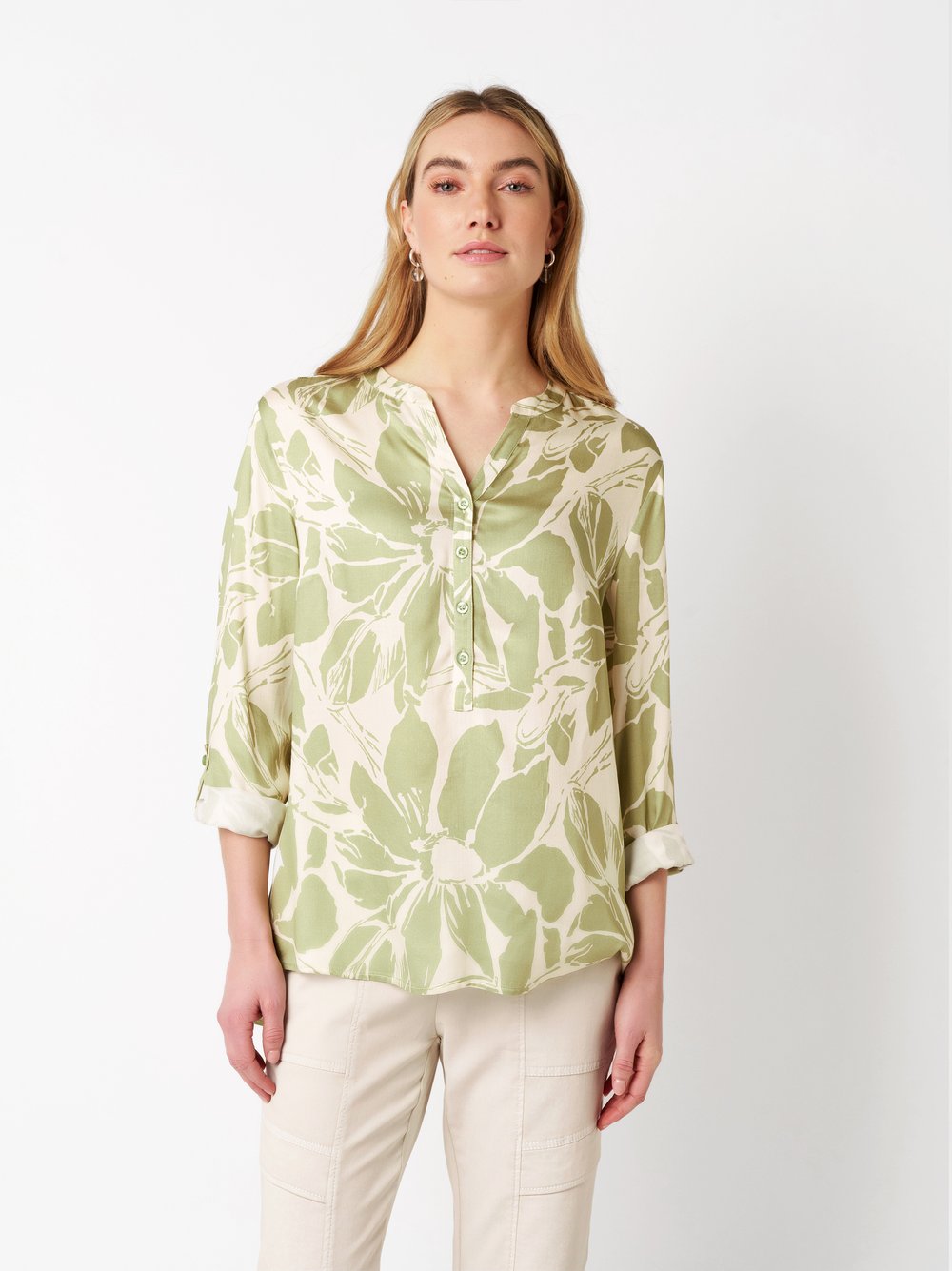 Damenbluse Bella in green / offwhite, Seidige Schlupfbluse mit Flowerprint, Frontansicht am Model getragen