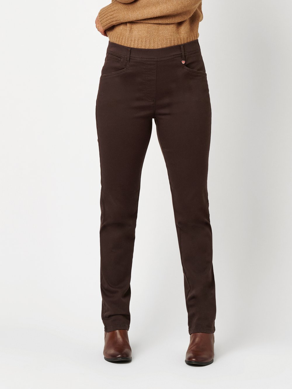 Damenhose Alice in Dunkelbraun, Schlupfhose im 5-Pocket-Stil, Frontansicht am Model getragen
