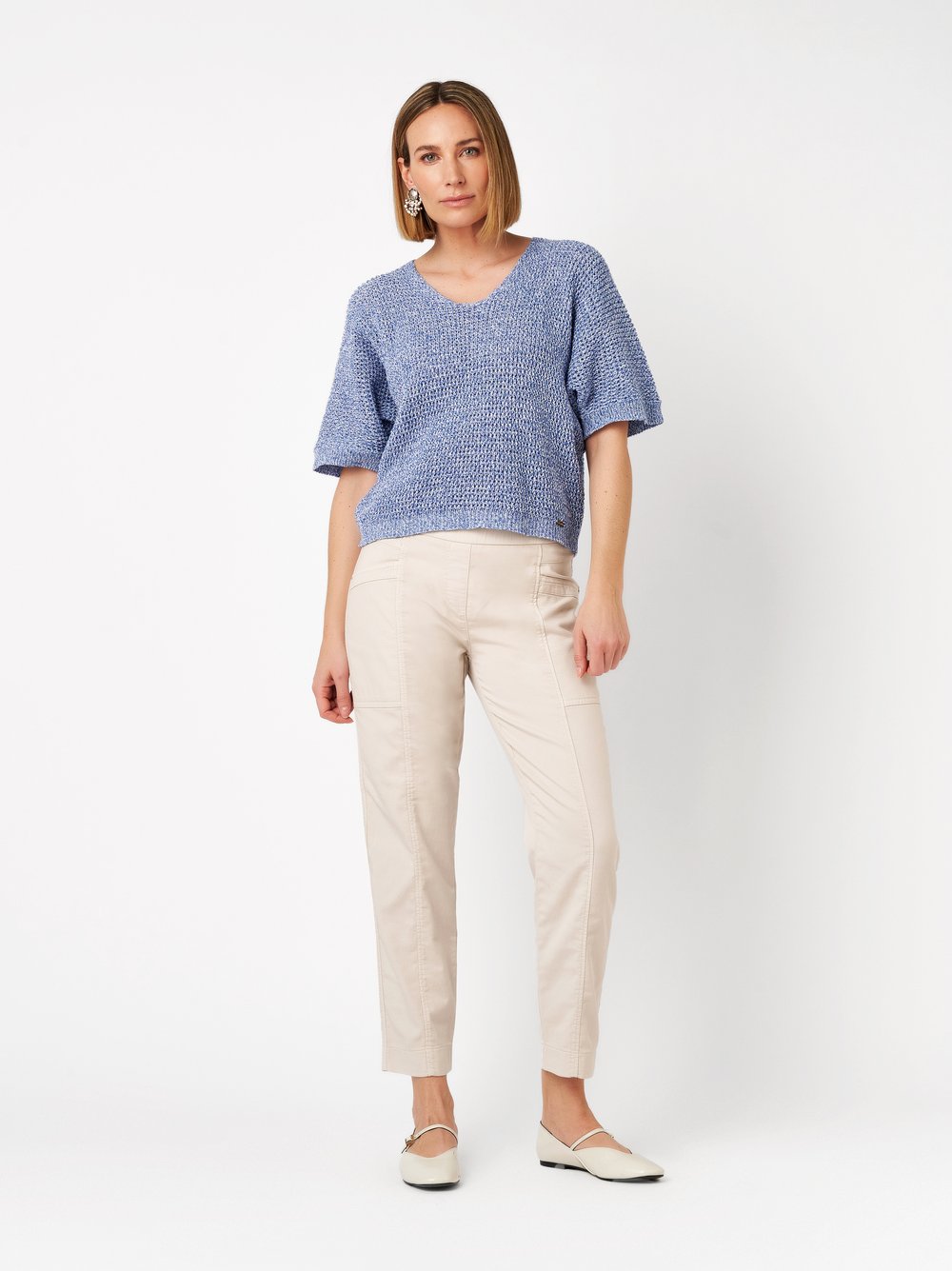 Damenhose Sue 7/8 in sand, Luftige 7/8-Jogpants, Frontansicht am Model getragen