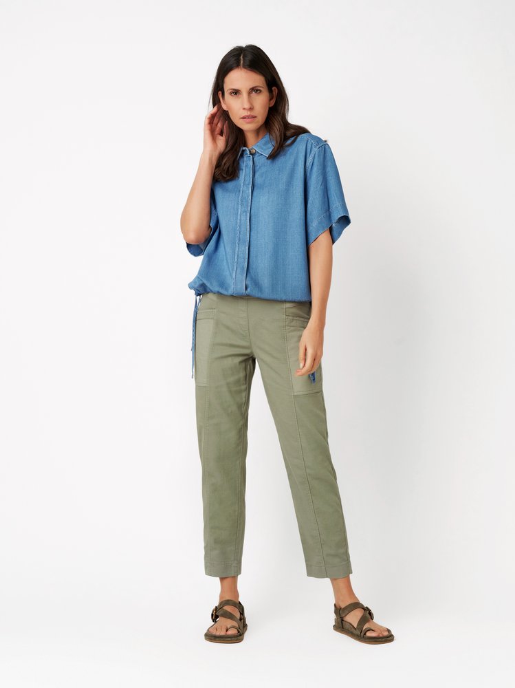 Damenhose Sue 7/8 in khaki, luftige 7/8-Jogpants, Outfitansicht am Model