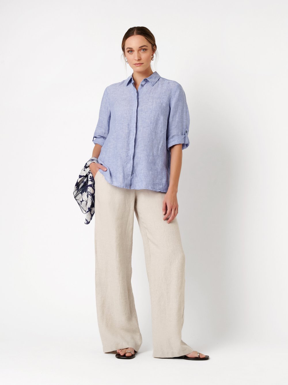 Damenhose Pia Wide in beige, palazzo-Hose aus Leinen, Outfitansicht am Model