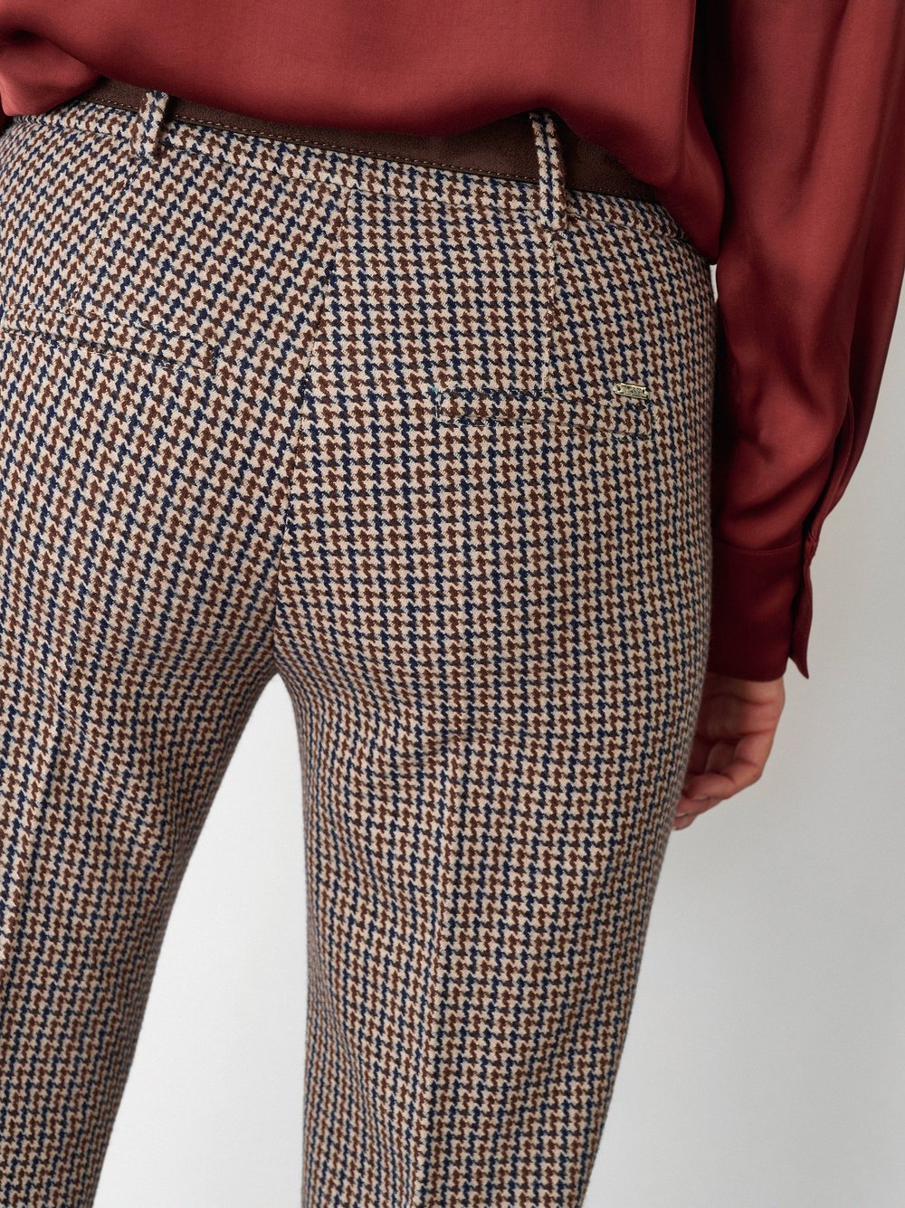 Womens trousers Jenny Smart in Camel, tailored trousers with houndstooth pattern, second detail view