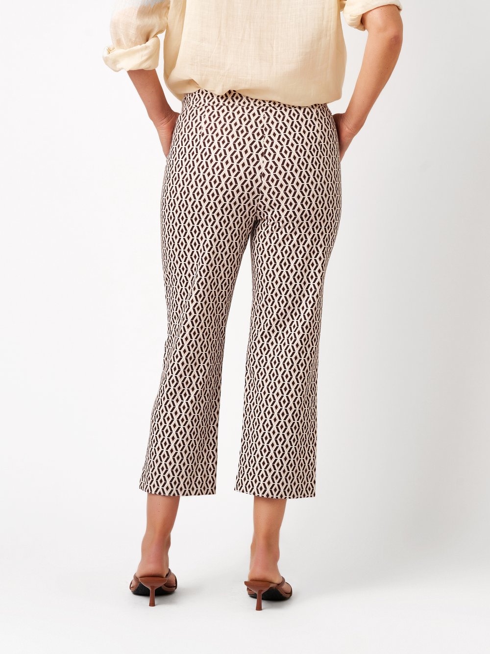 Damenhose Scarlet 3/4 in dark brown, Weite 3/4-Hose mit grafischem Muster, Rueckansicht am Model getragen