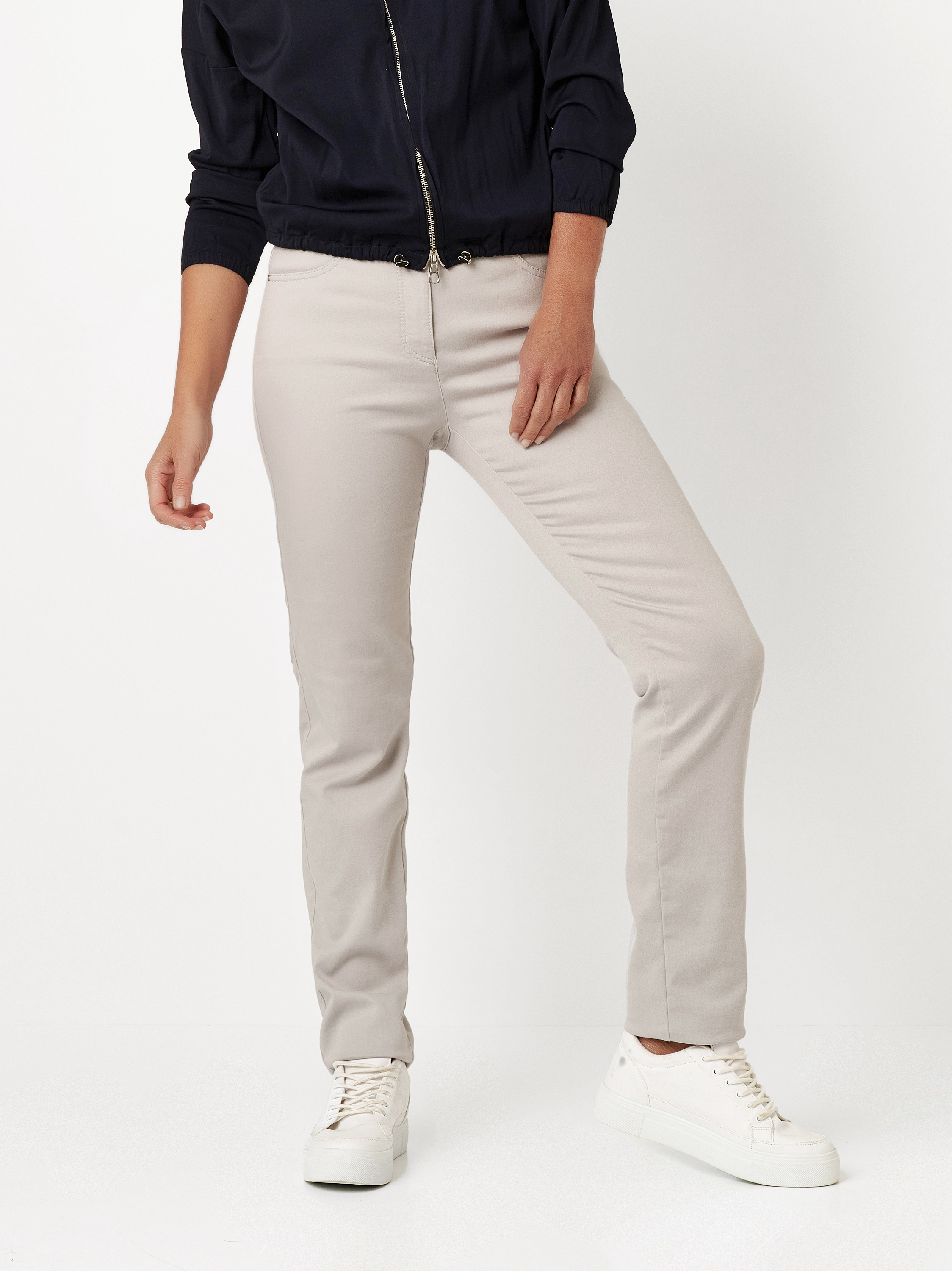 Damenhose Meine beste Freundin Slim in light grey, Slim-Fit Hose, Outfitansicht am Model