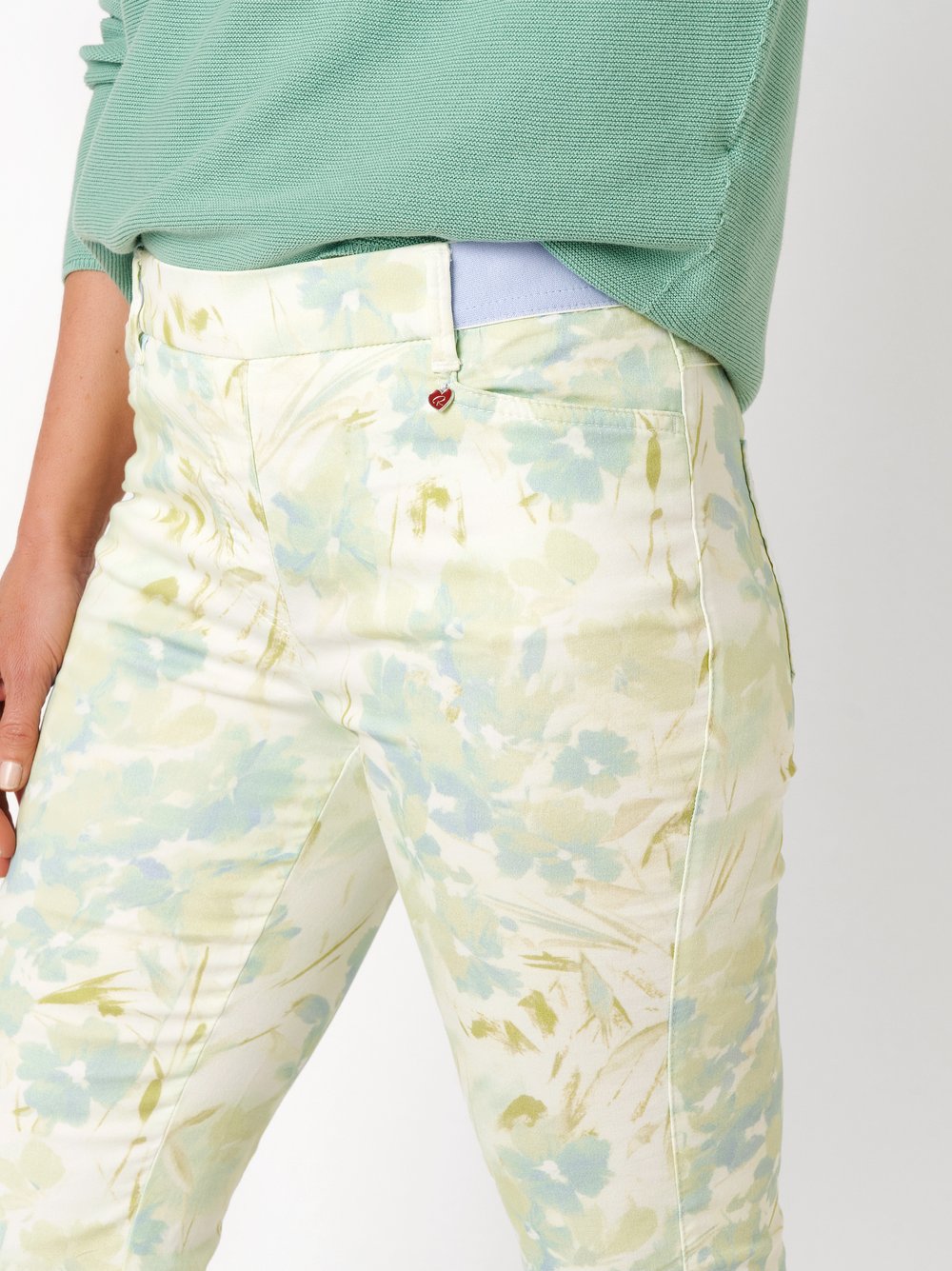Damenhose Alice Slim 7/8 in multicolour green, 7/8-Hose mit Flowerprint, Detailansicht