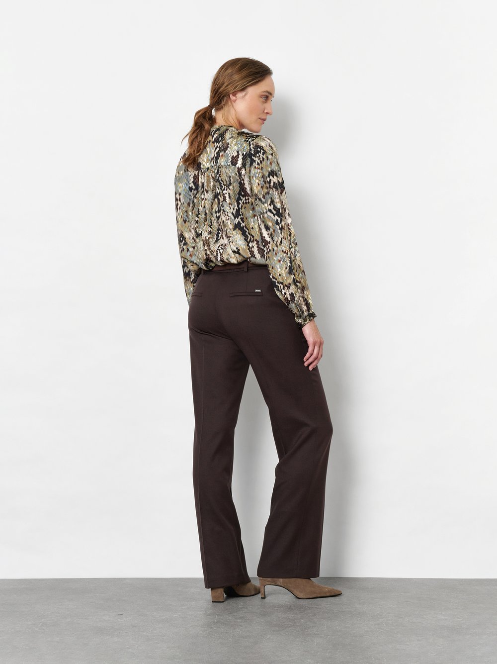 Damenhose Jenny Wide in Dunkelbraun, wide-Leg Hose aus fliessendem Gabardine, Rueckansicht am Model getragen