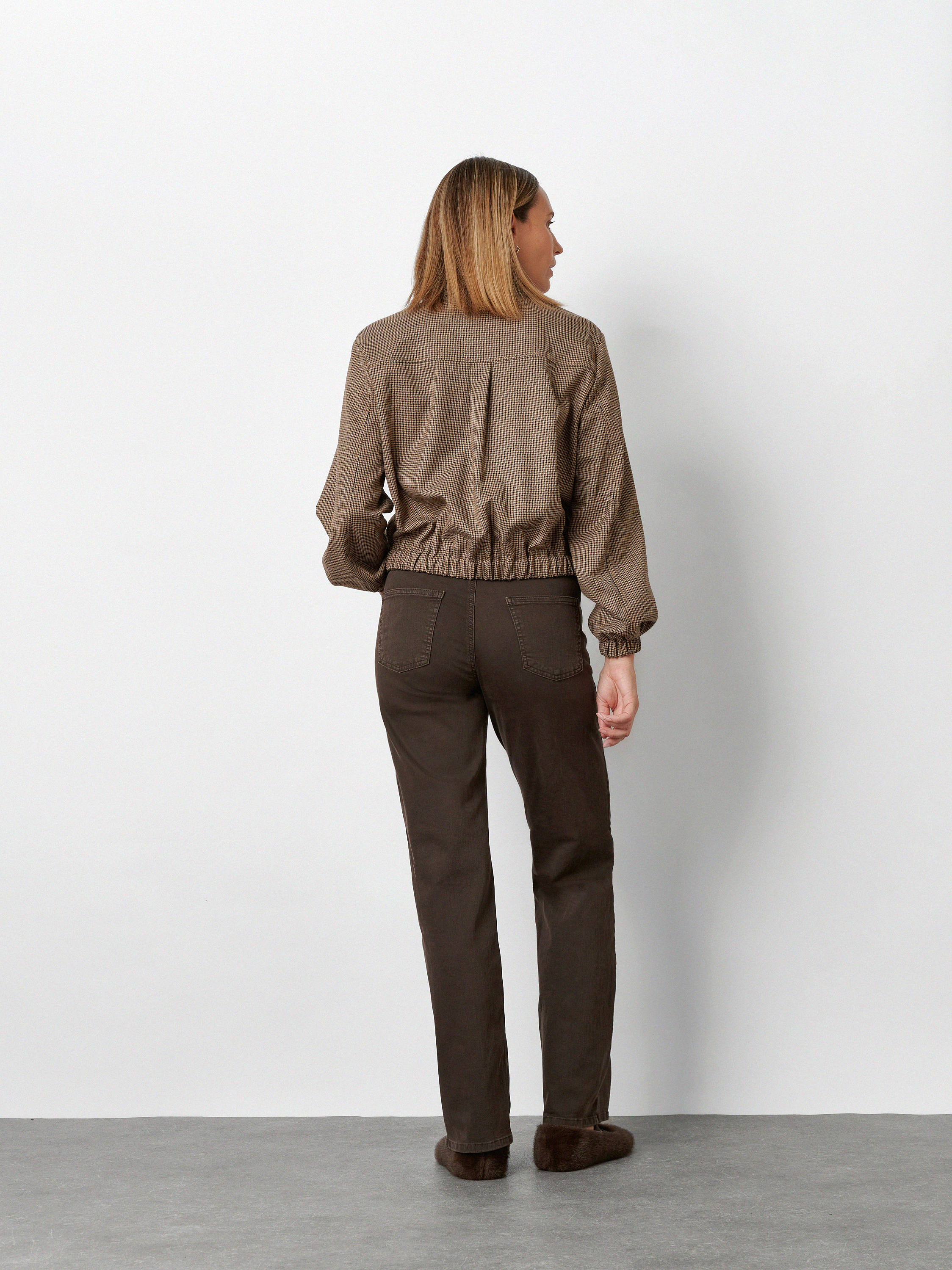 Womens jeans Liv Straight in Dark Brown, straight-fit jeans, back view worn by model