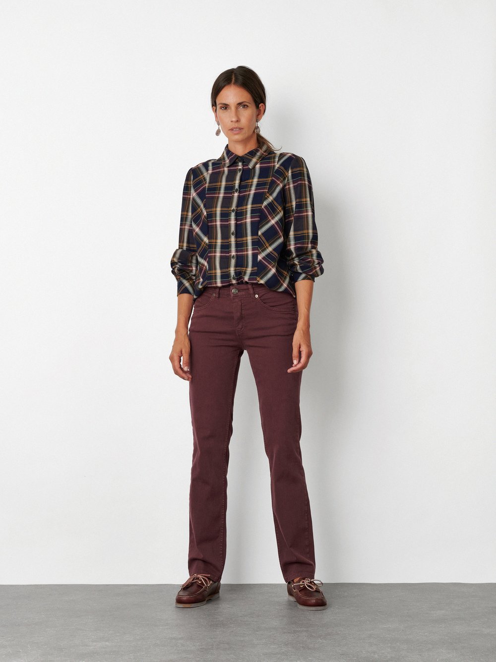 Damenjeans Liv in Beere, straight-Fit Jeans aus Colour Denim, Outfitansicht am Model