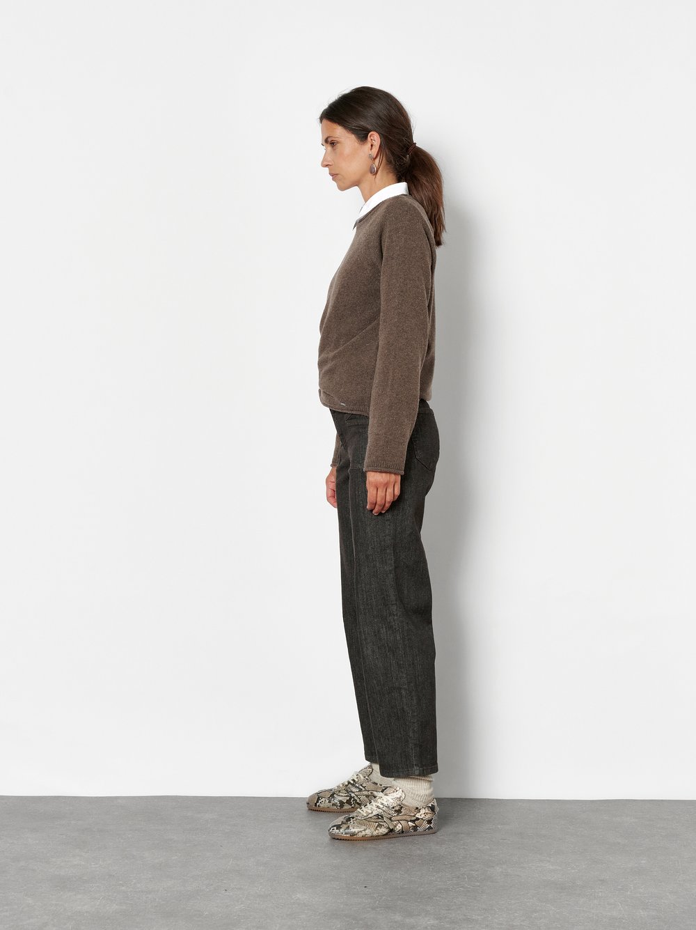 Damenjeans Liv Wide 7/8 in Dunkelbraun, 7/8 Wide-Leg Jeans mit grafischen Fronttaschen, Frontansicht am Model getragen