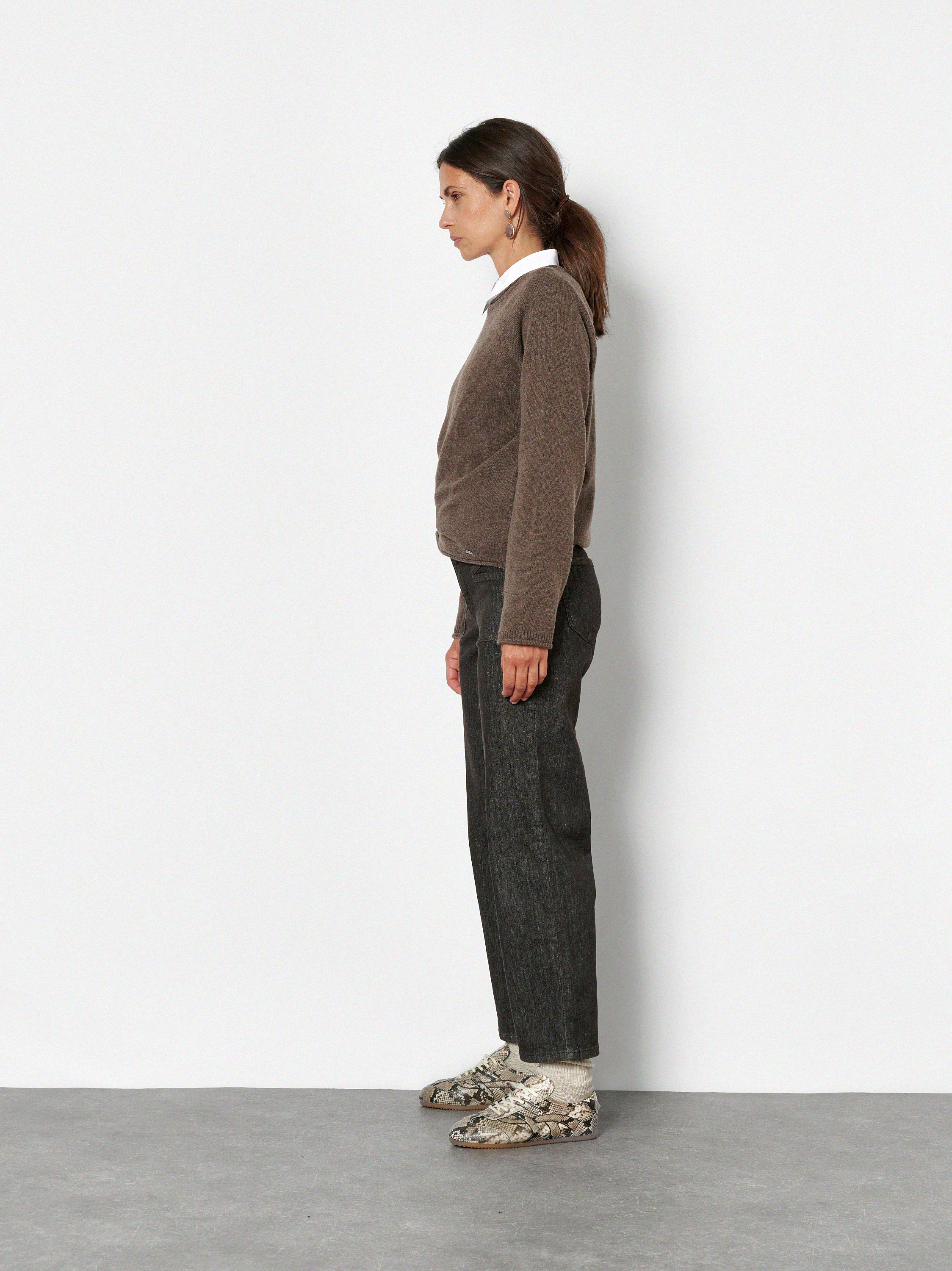 Damenjeans Liv Wide 7/8 in Dunkelbraun, 7/8 Wide-Leg Jeans mit grafischen Fronttaschen, Frontansicht am Model getragen