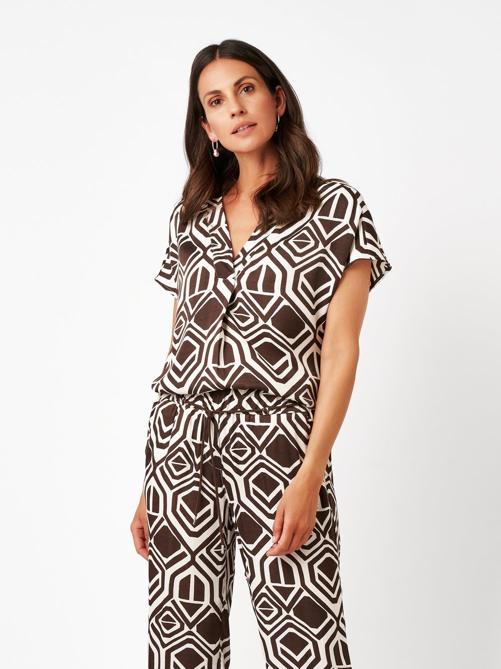 Womens blouse Amba in dark brown / offwhite, bluse top with graphic print, front view worn by model