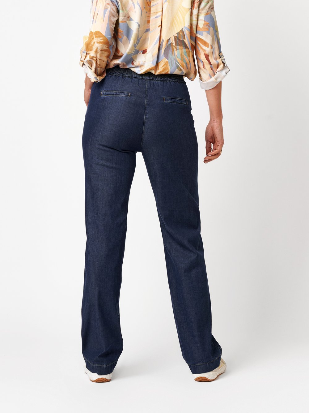 Damenjeans Scarlet Wide in blue, Figurumspielende Sommerjeans, Rueckansicht am Model getragen