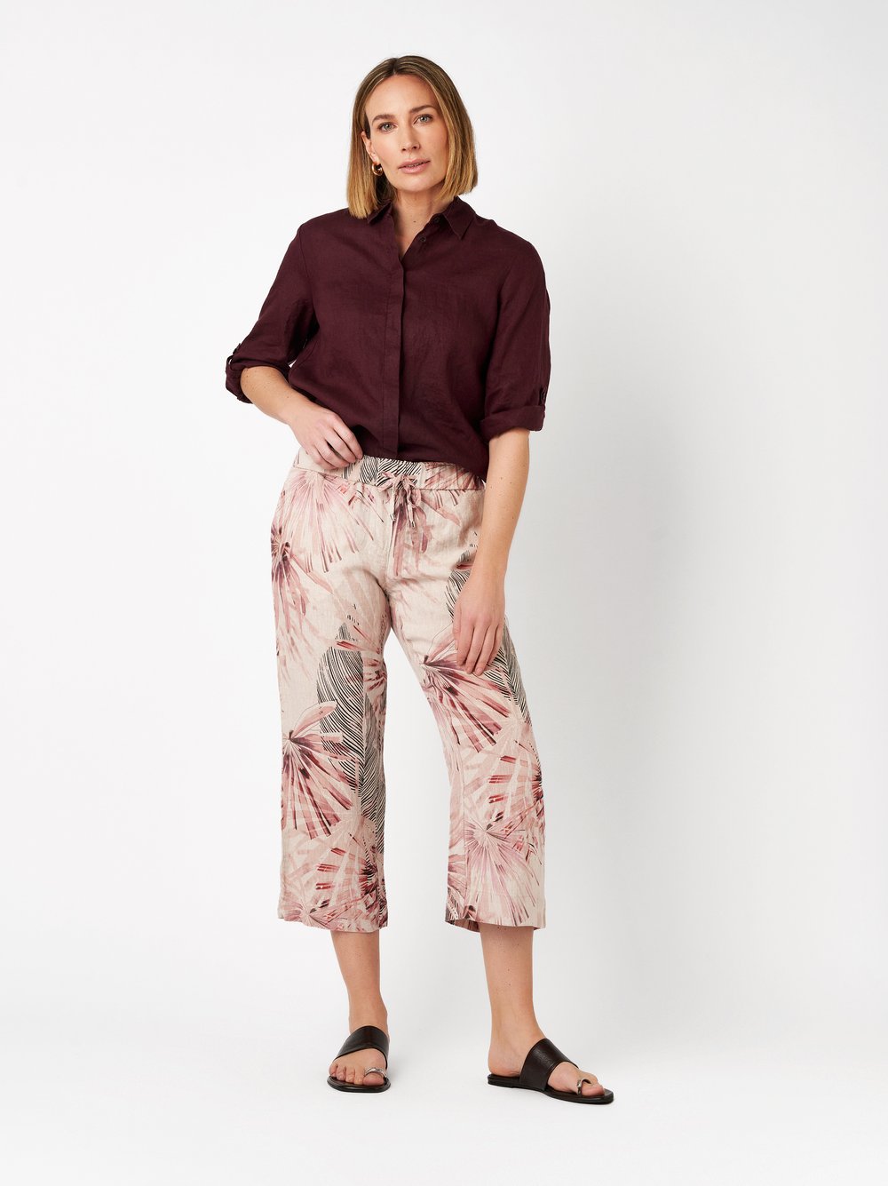 Damenhose Pia 3/4 in multicolour pink, 3/4-Leinenhose mit tropischem Print, Outfitansicht am Model